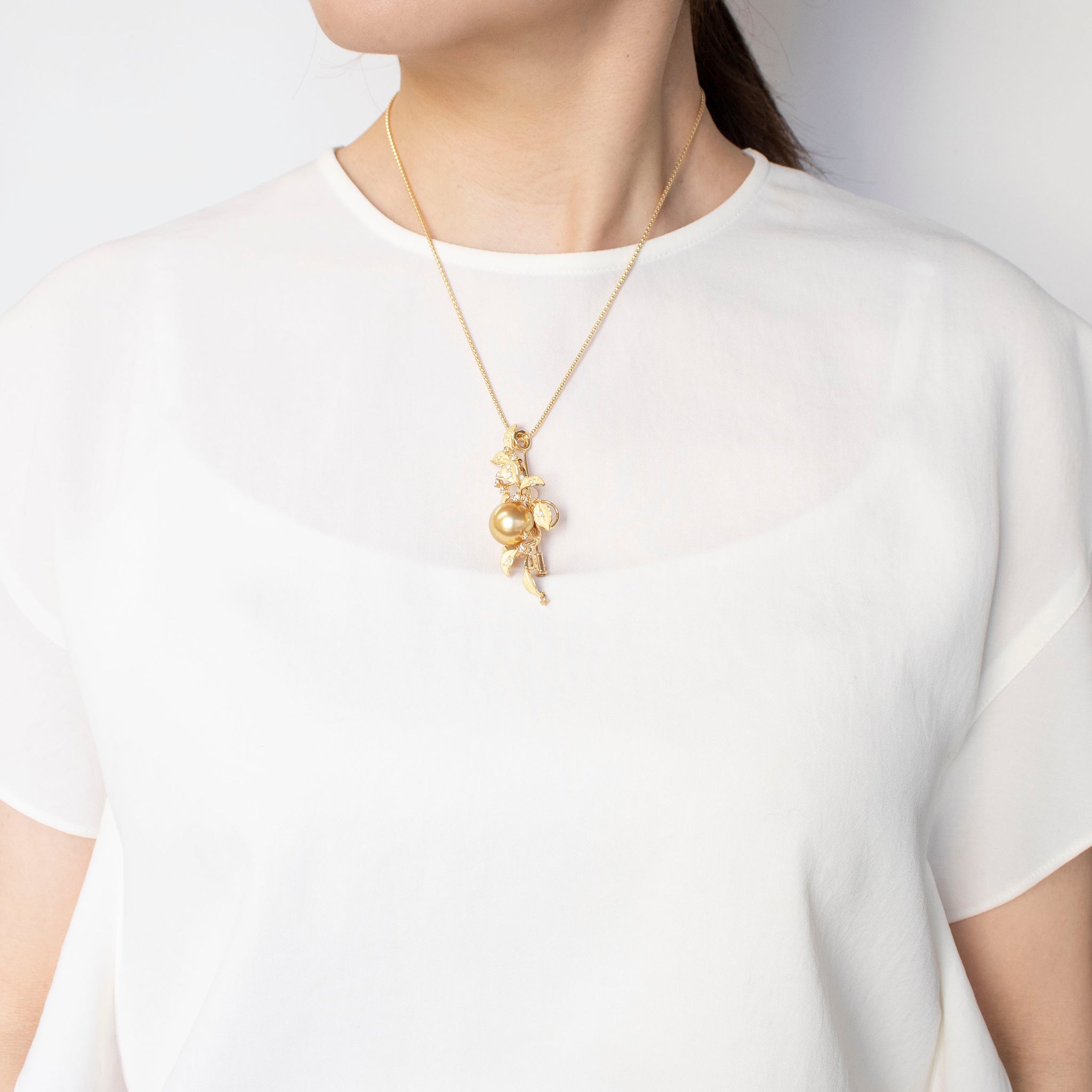 パール/ダイヤモンド K18ネックレス(白蝶真珠/13mm/リーフモチーフ/6月誕生石/鑑別書付)《25H00601》