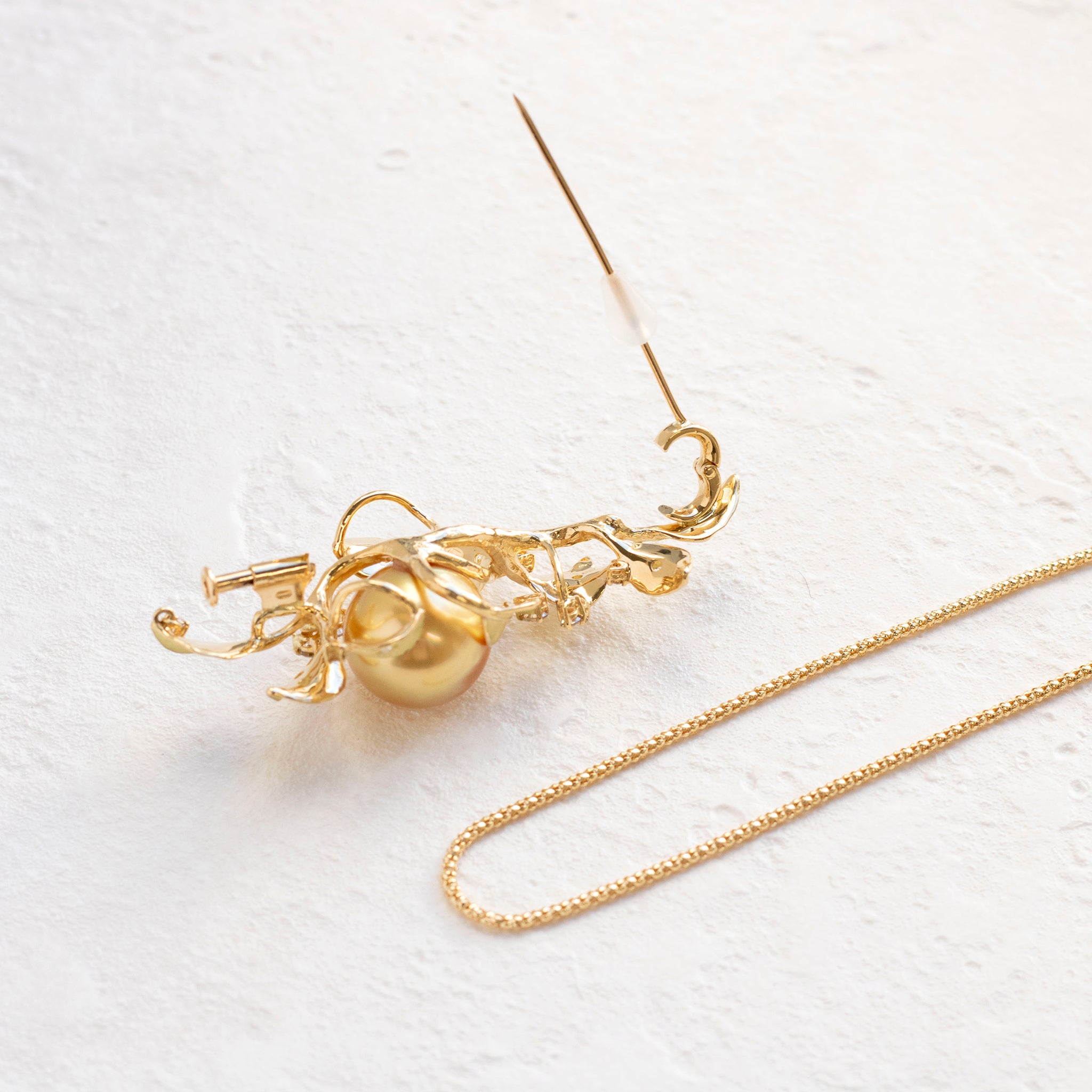 パール/ダイヤモンド K18ネックレス(白蝶真珠/13mm/リーフモチーフ/6月誕生石/鑑別書付)《25H00601》