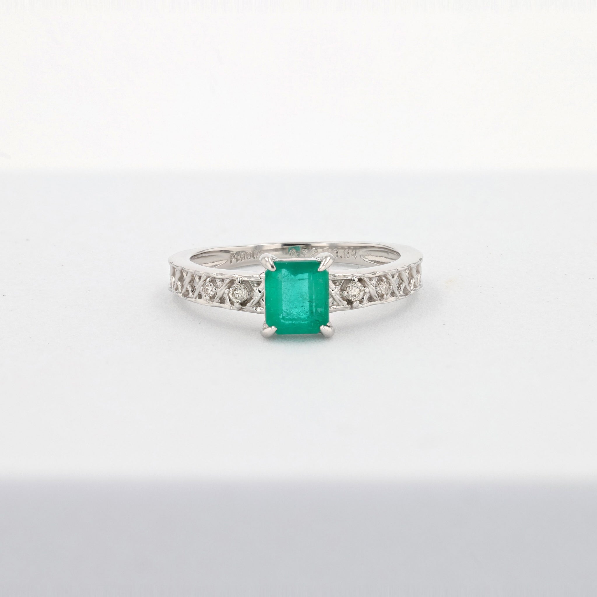 エメラルド/ダイヤモンド プラチナリング(5月誕生石/鑑別書付)《25H00706》