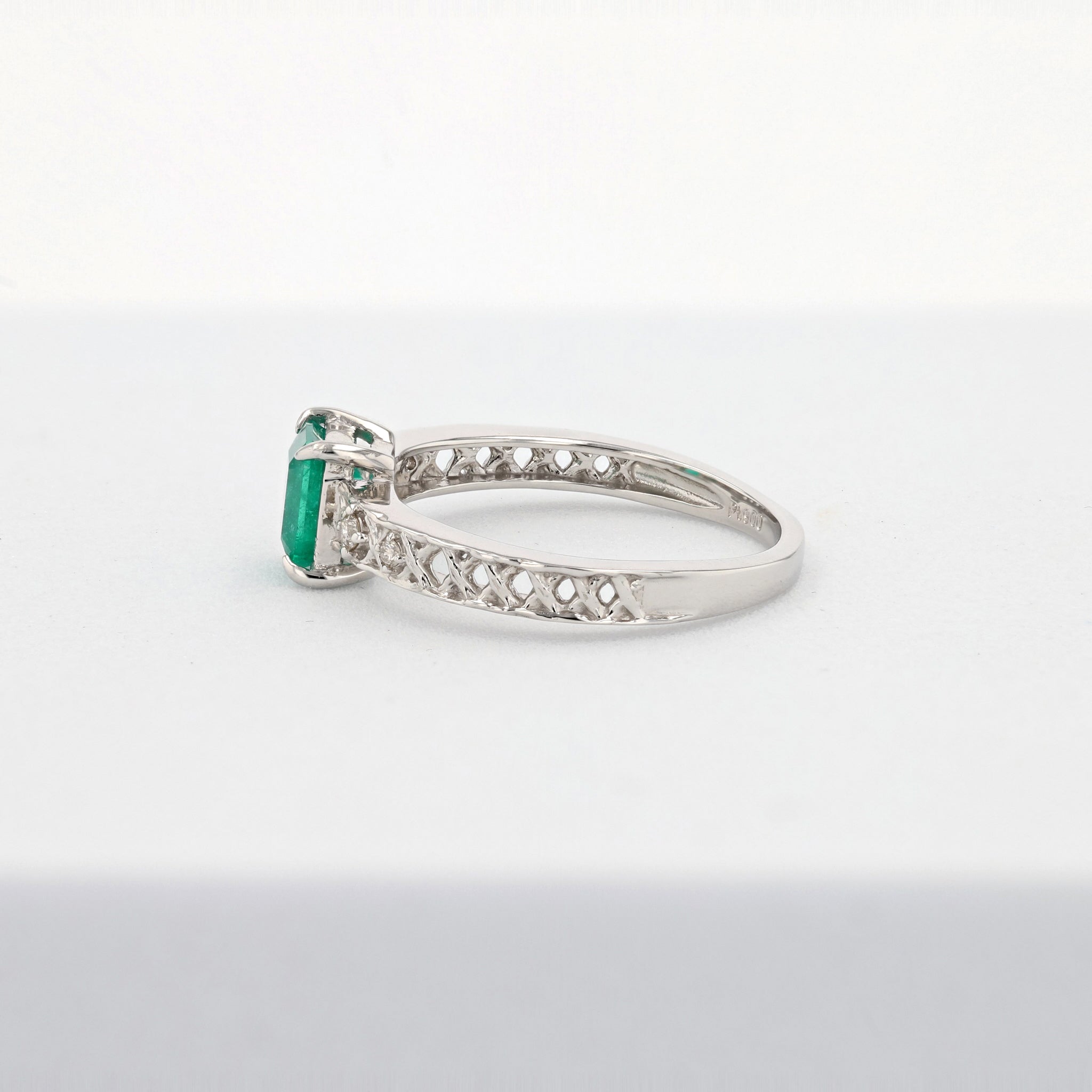エメラルド/ダイヤモンド プラチナリング(5月誕生石/鑑別書付)《25H00706》