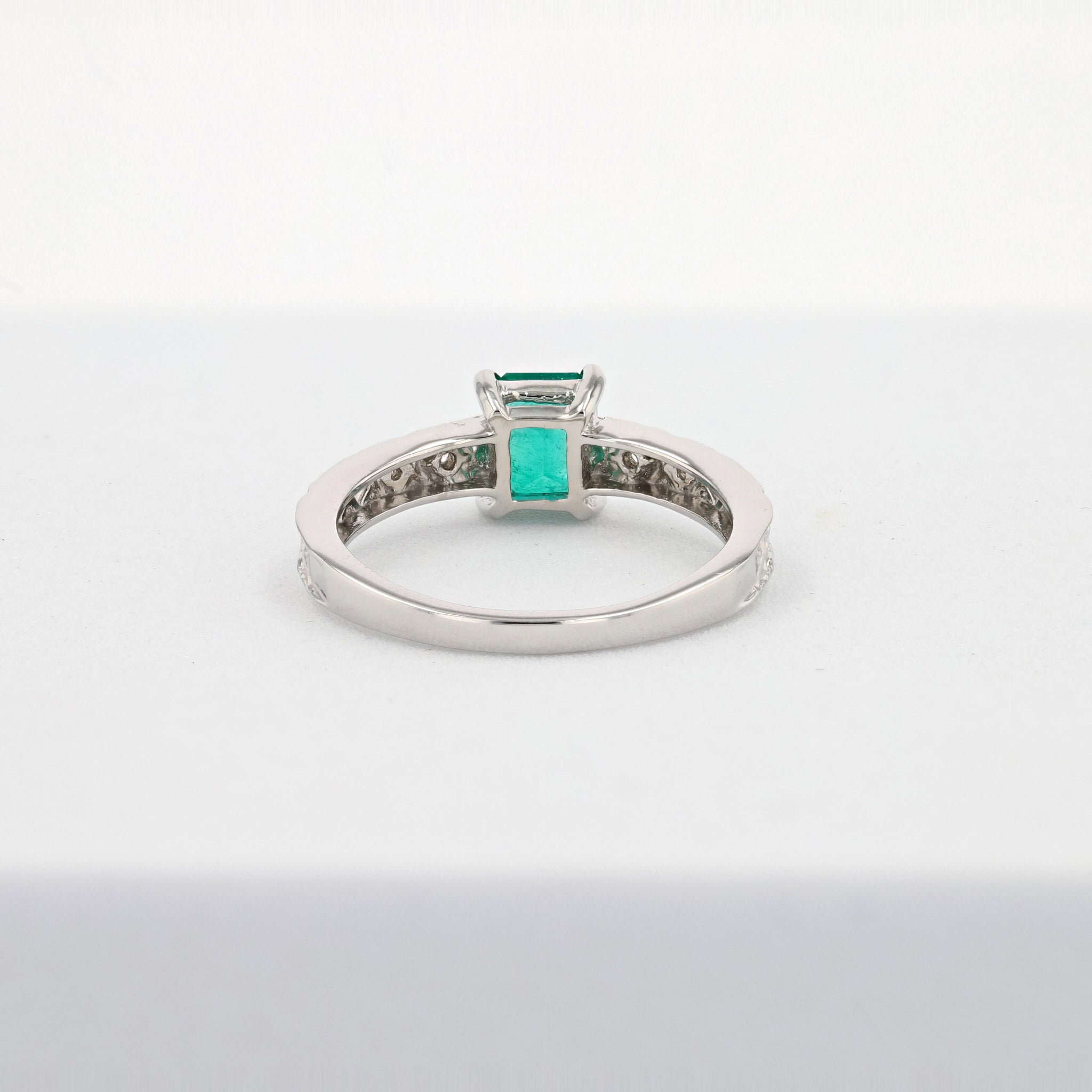 エメラルド/ダイヤモンド プラチナリング(5月誕生石/鑑別書付)《25H00706》