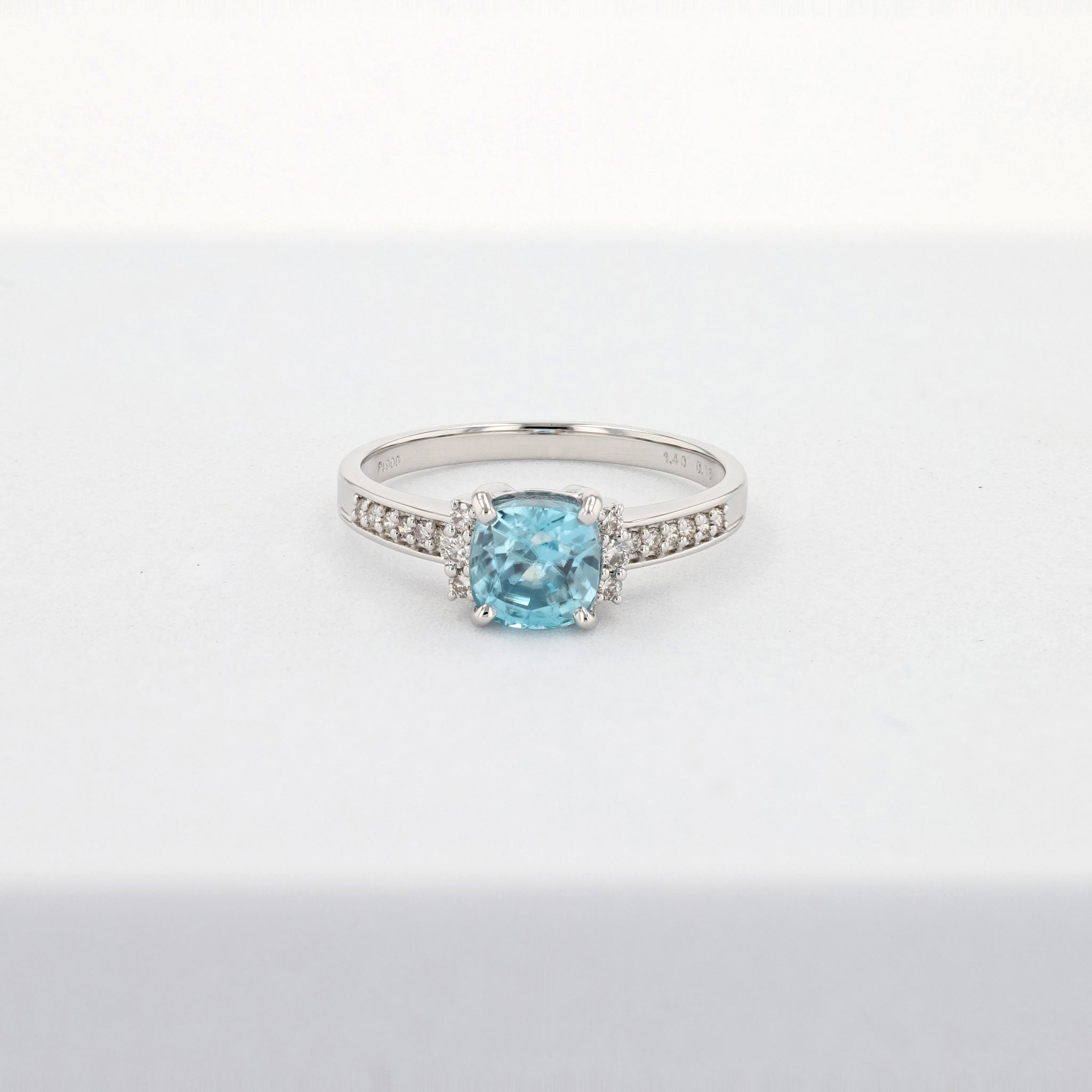 ブルージルコン プラチナリング(1.0カラット)《25H00808》