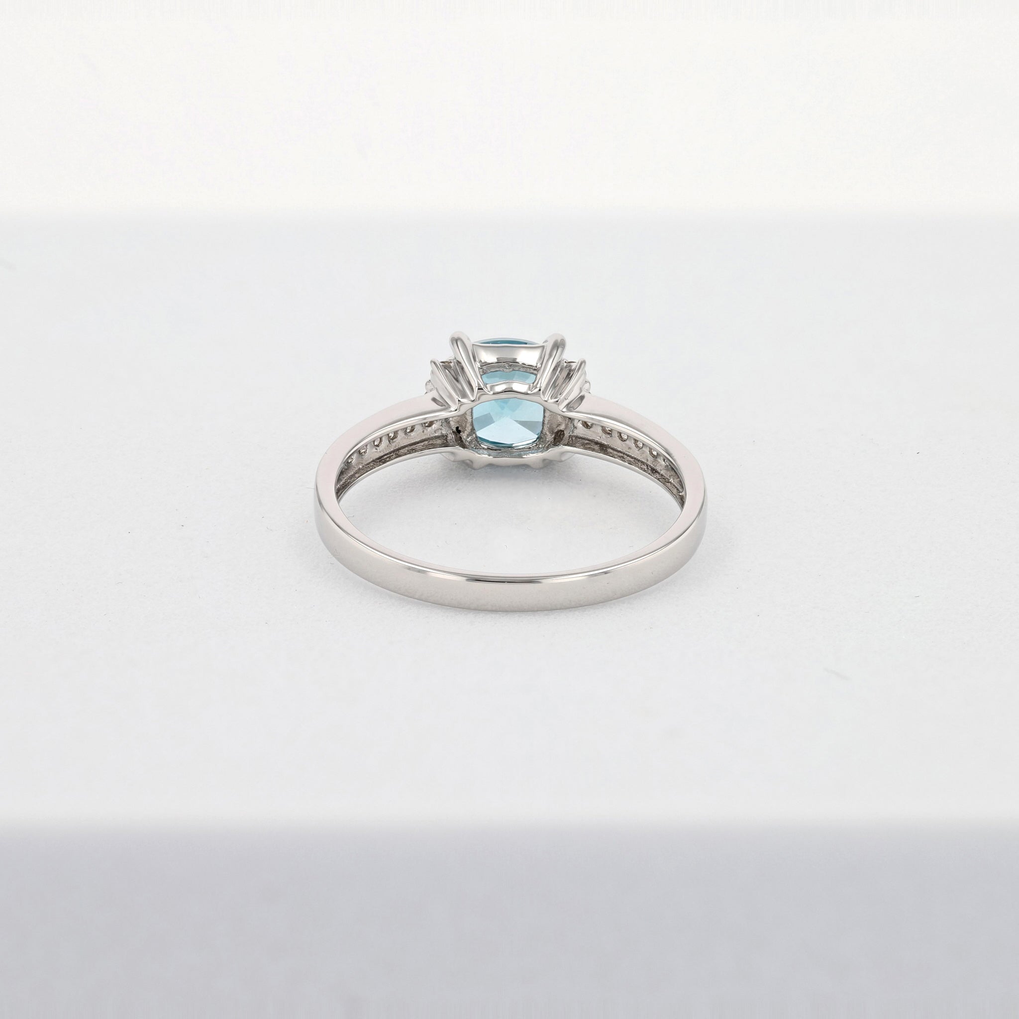 ブルージルコン プラチナリング(1.0カラット)《25H00808》