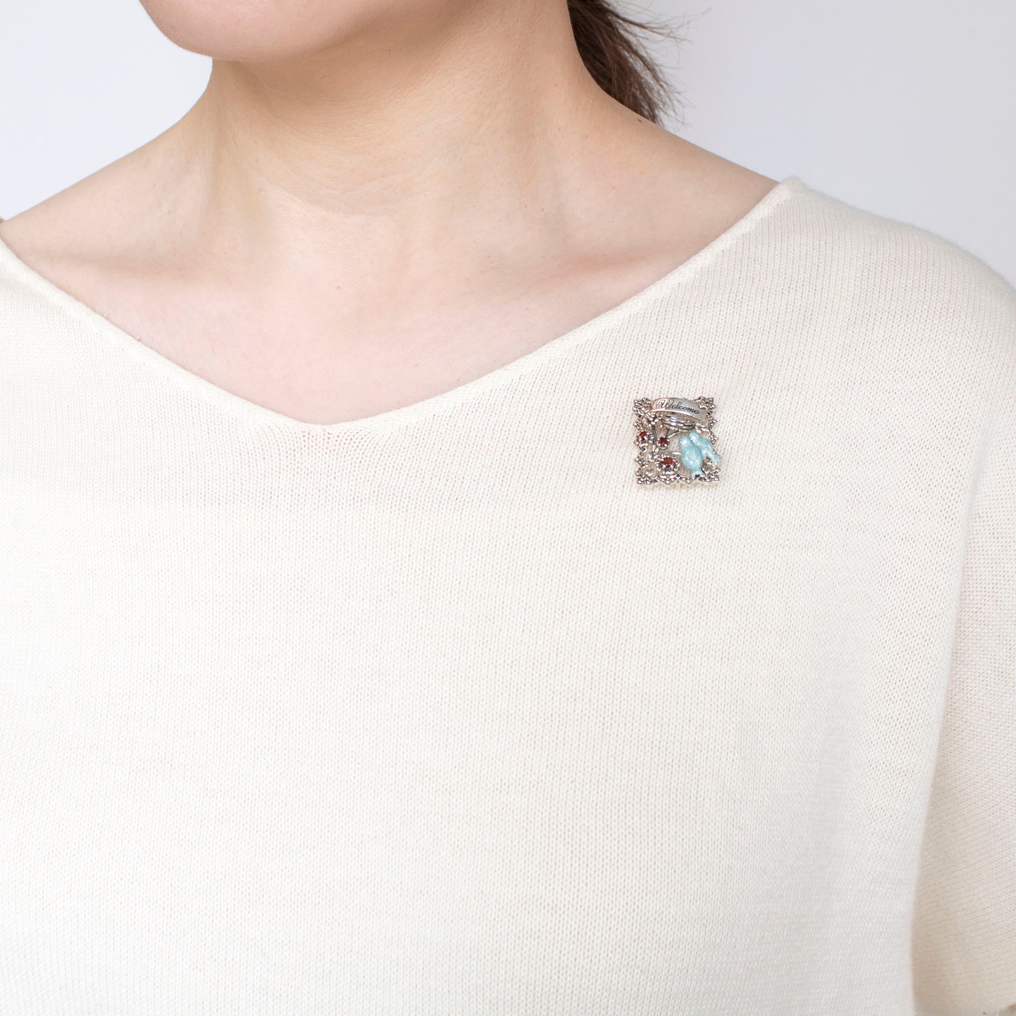 エナメル/ガーネット シルバーブローチ兼ペンダントトップ(青い鳥モチーフ)《25H01001》