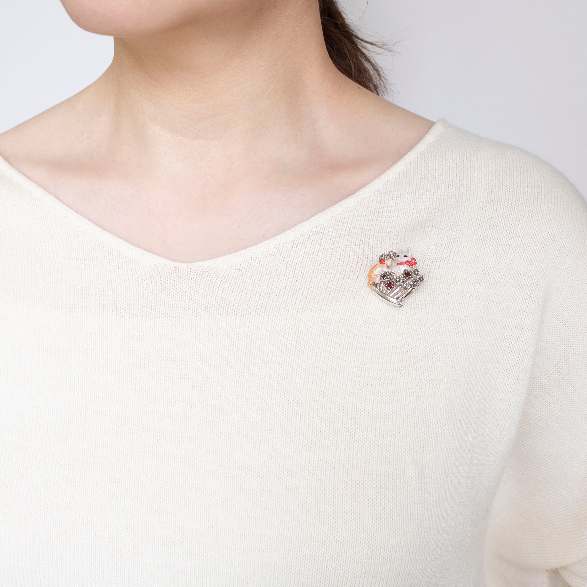 エナメル/ガーネット シルバーブローチ兼ペンダントトップ(ネコモチーフ)《25H01005》