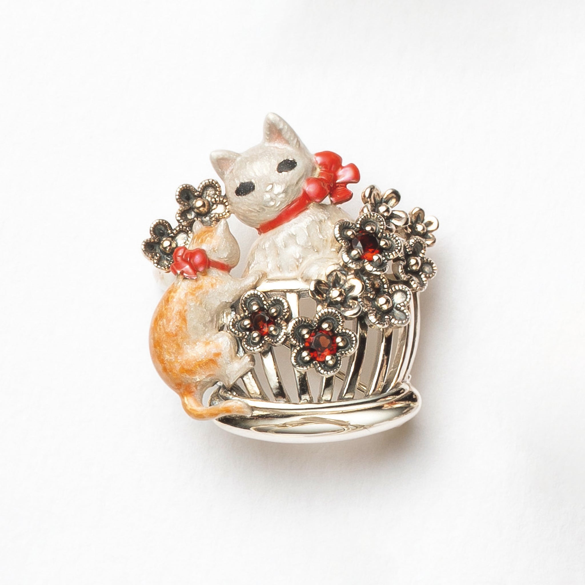 エナメル/ガーネット シルバーブローチ兼ペンダントトップ(ネコモチーフ)《25H01005》