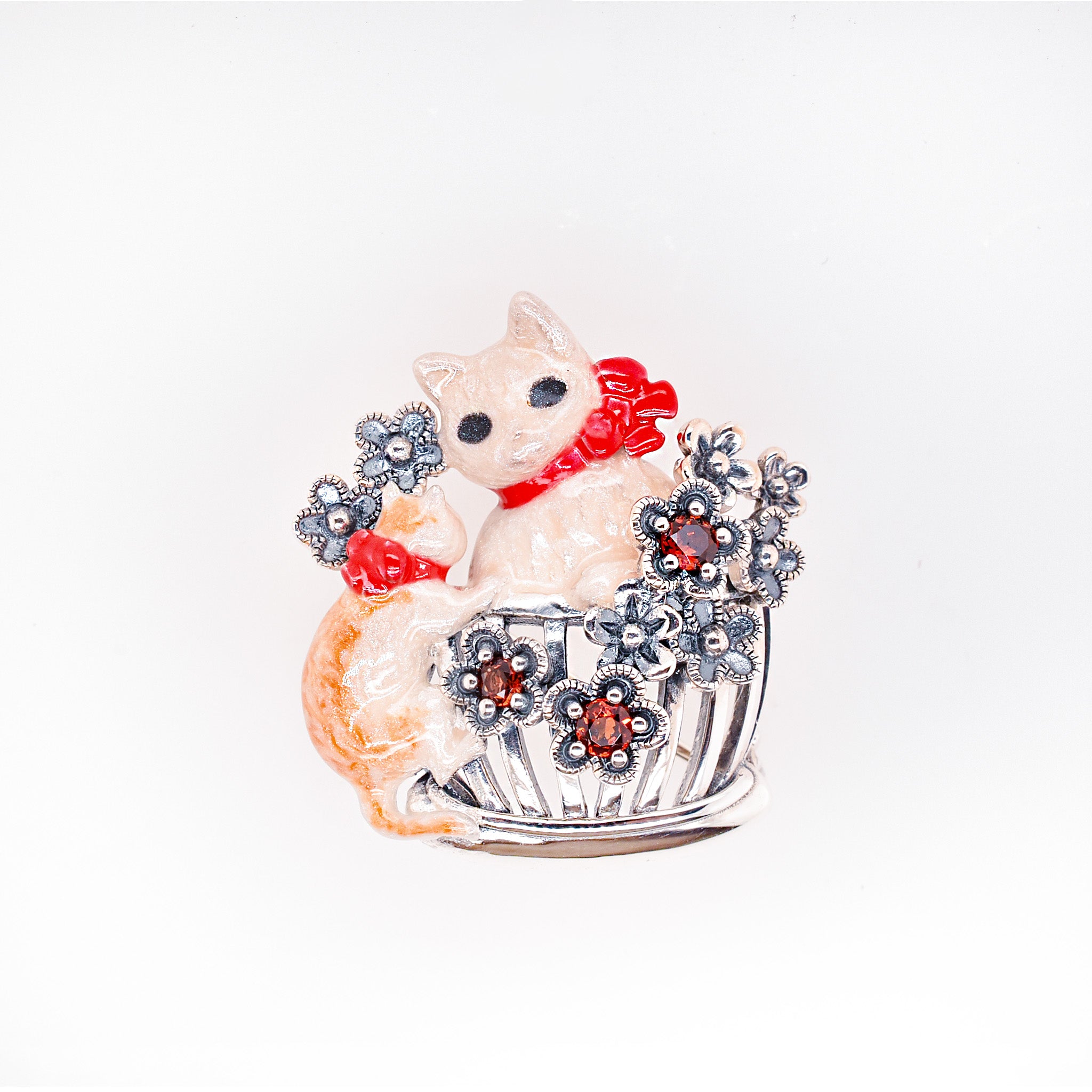 エナメル/ガーネット シルバーブローチ兼ペンダントトップ(ネコモチーフ)《25H01005》