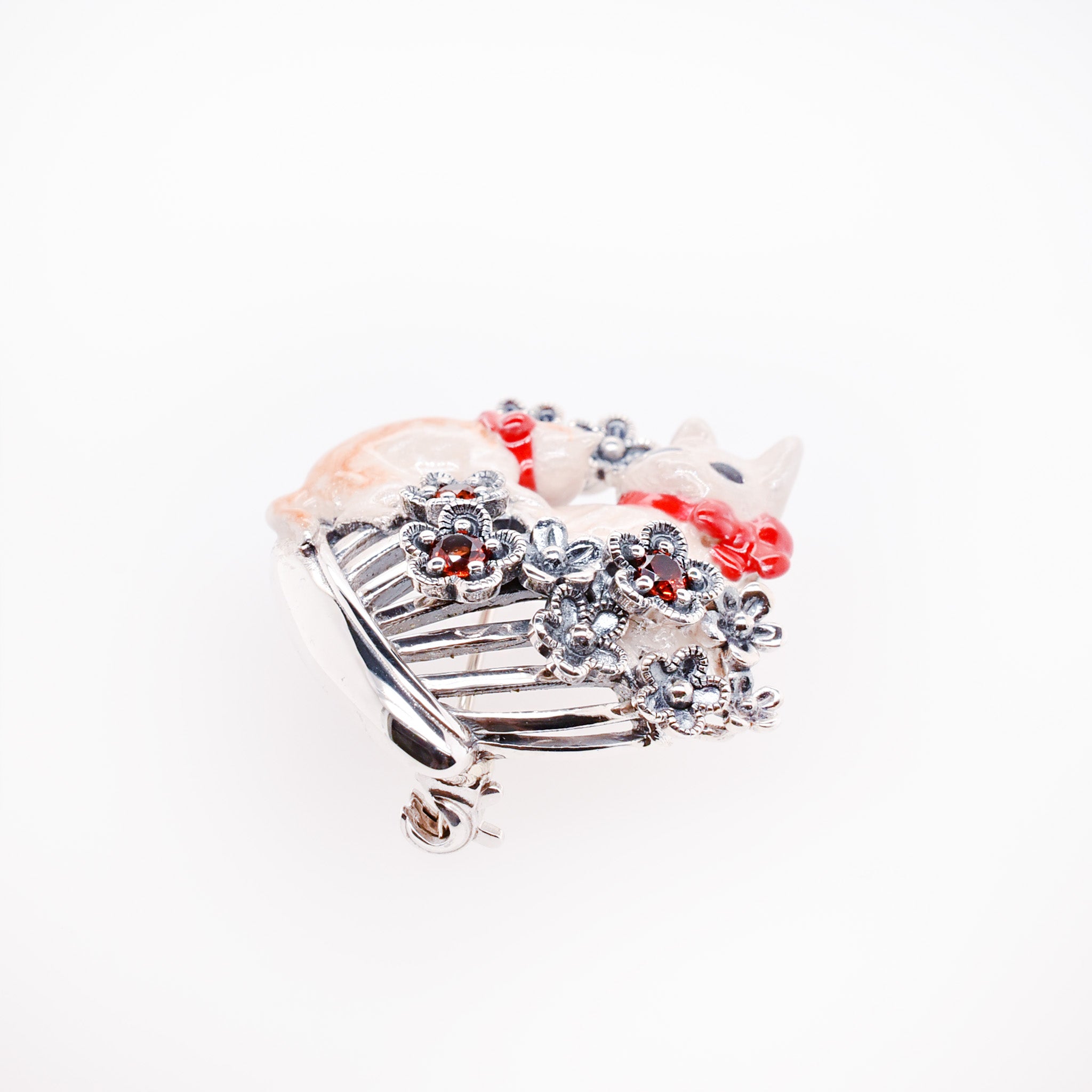 エナメル/ガーネット シルバーブローチ兼ペンダントトップ(ネコモチーフ)《25H01005》