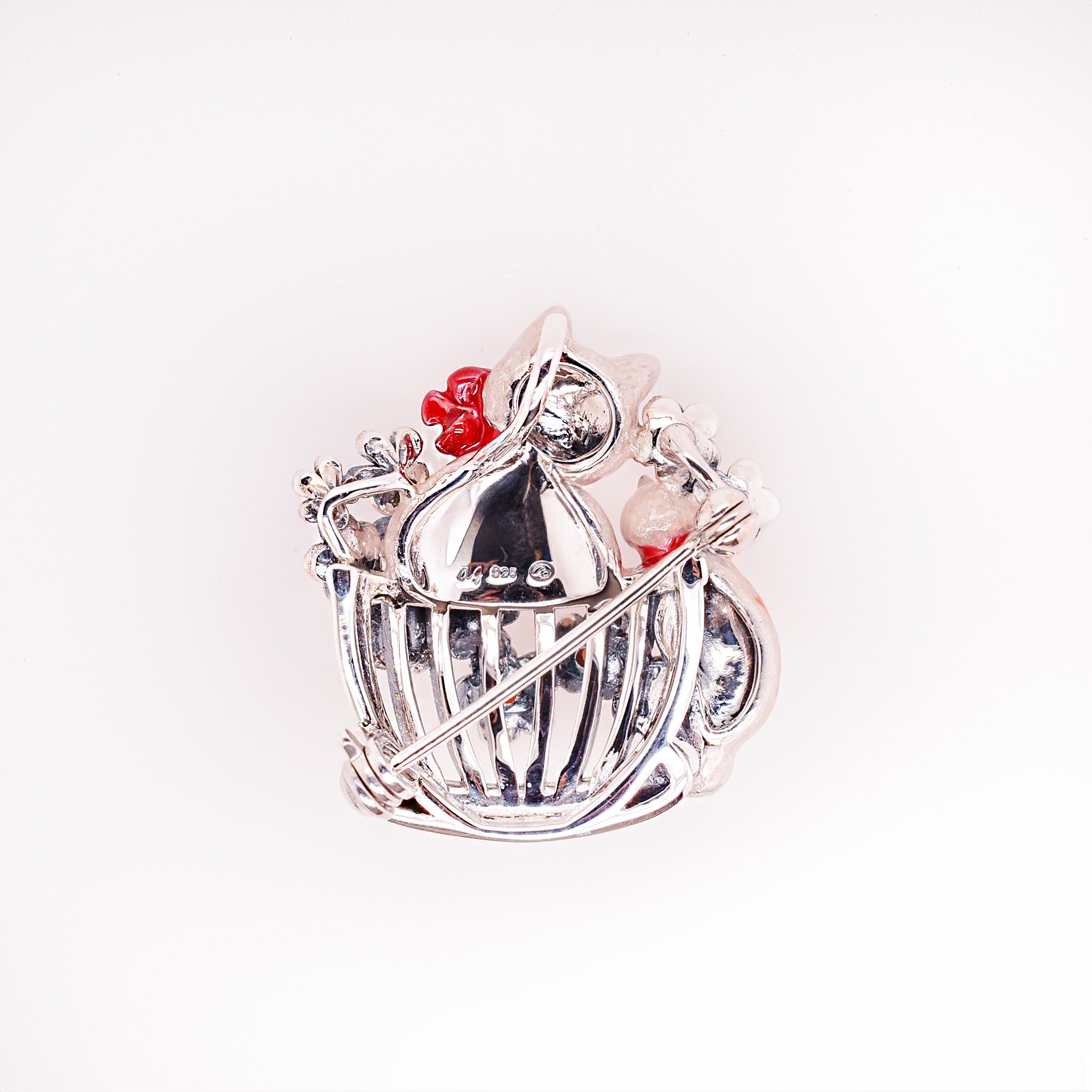 エナメル/ガーネット シルバーブローチ兼ペンダントトップ(ネコモチーフ)《25H01005》