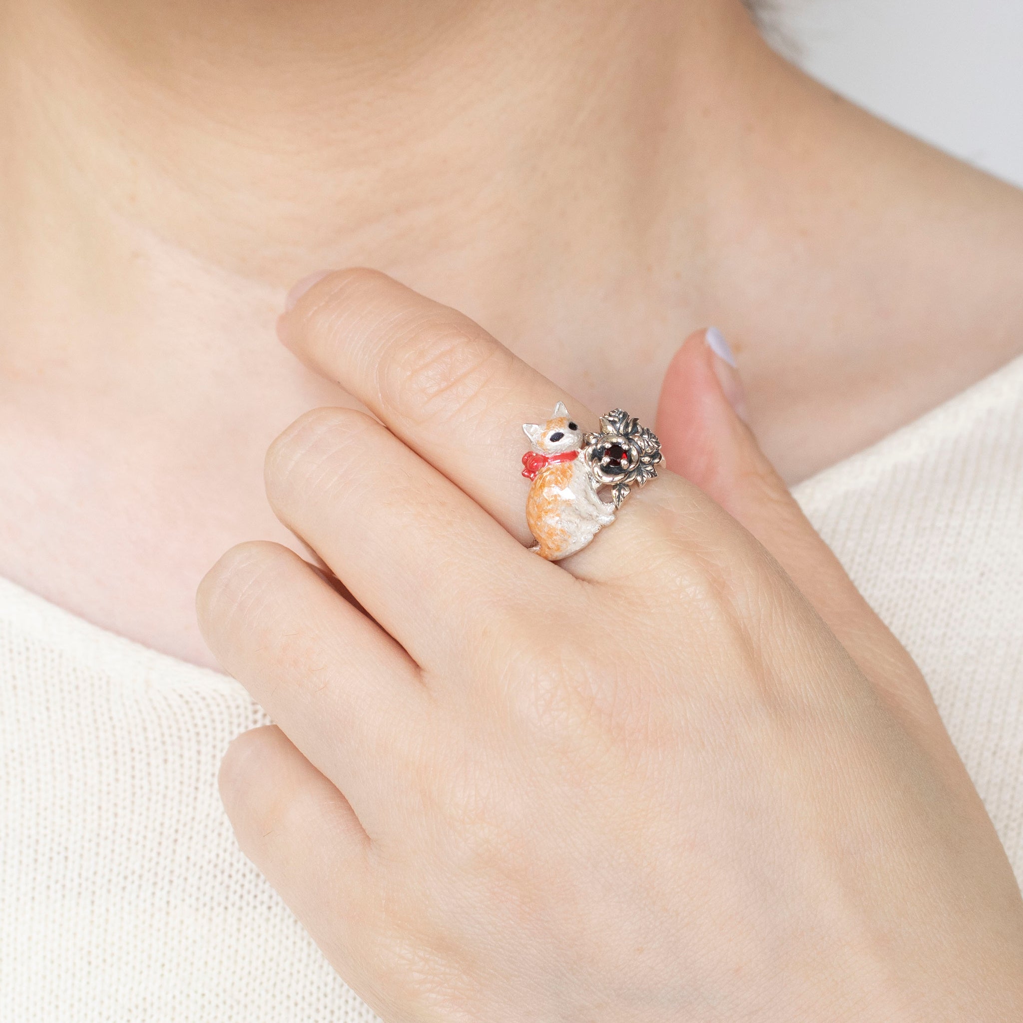 エナメル/ガーネット シルバーリング(ネコモチーフ)《25H01006》