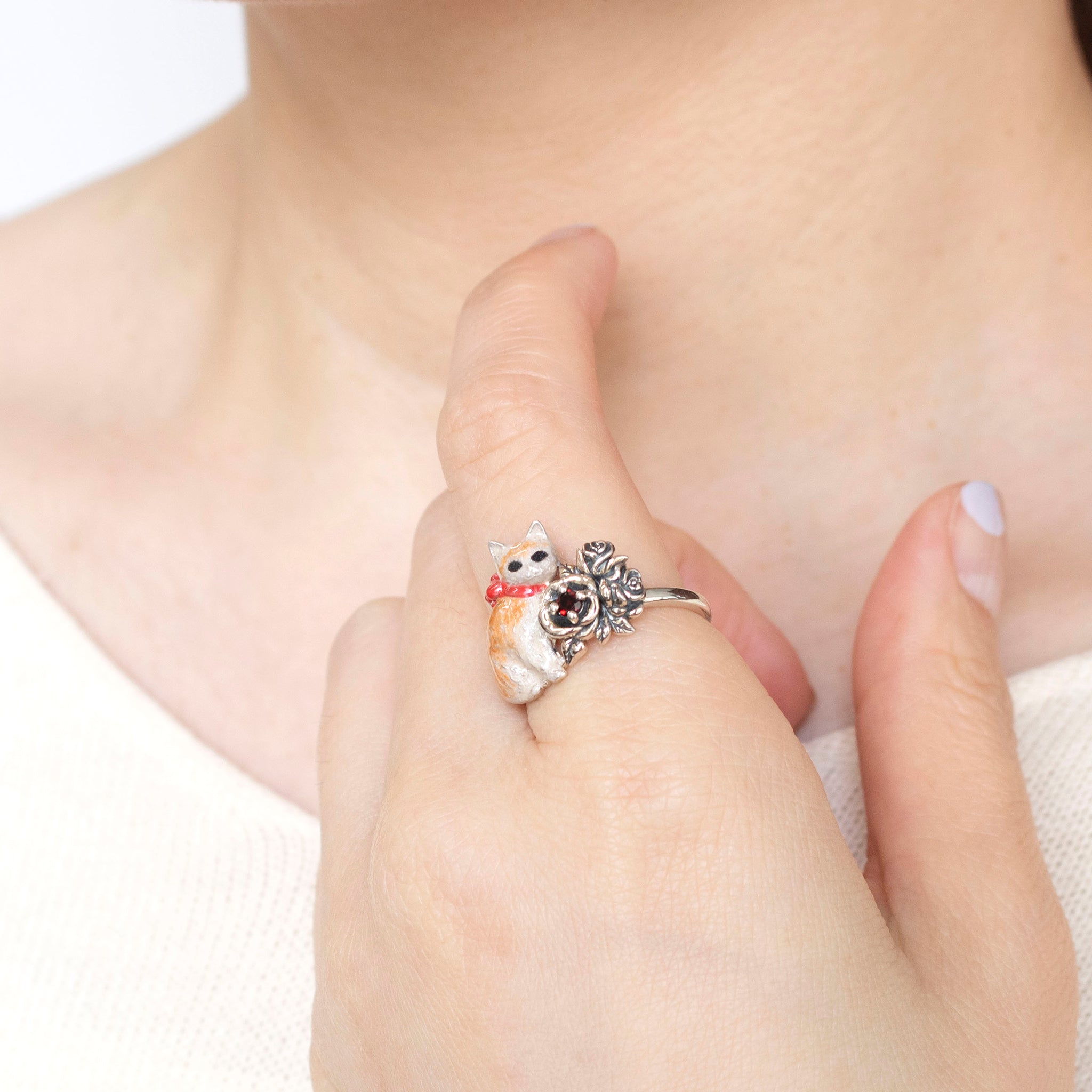 エナメル/ガーネット シルバーリング(ネコモチーフ)《25H01006》