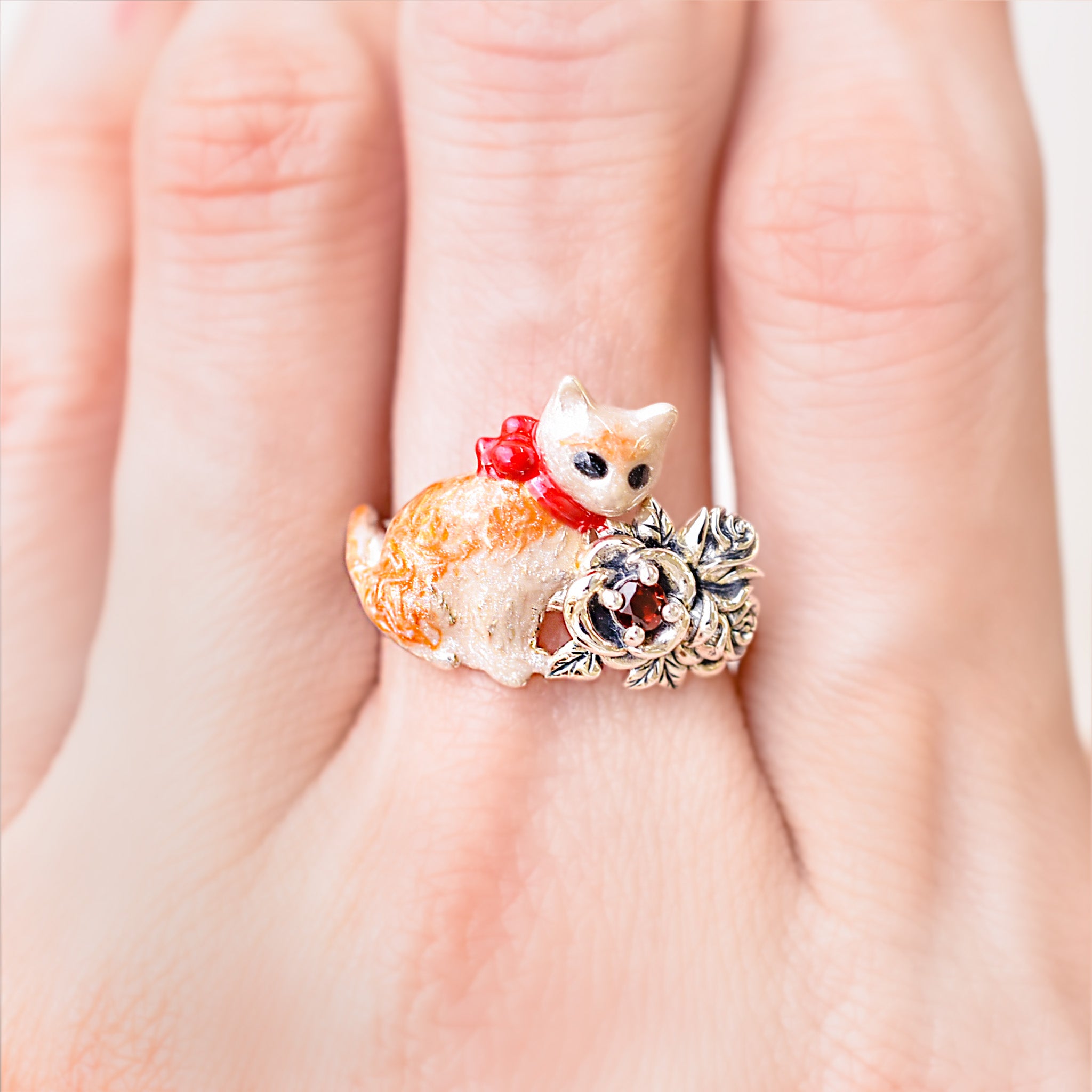 エナメル/ガーネット シルバーリング(ネコモチーフ)《25H01006》