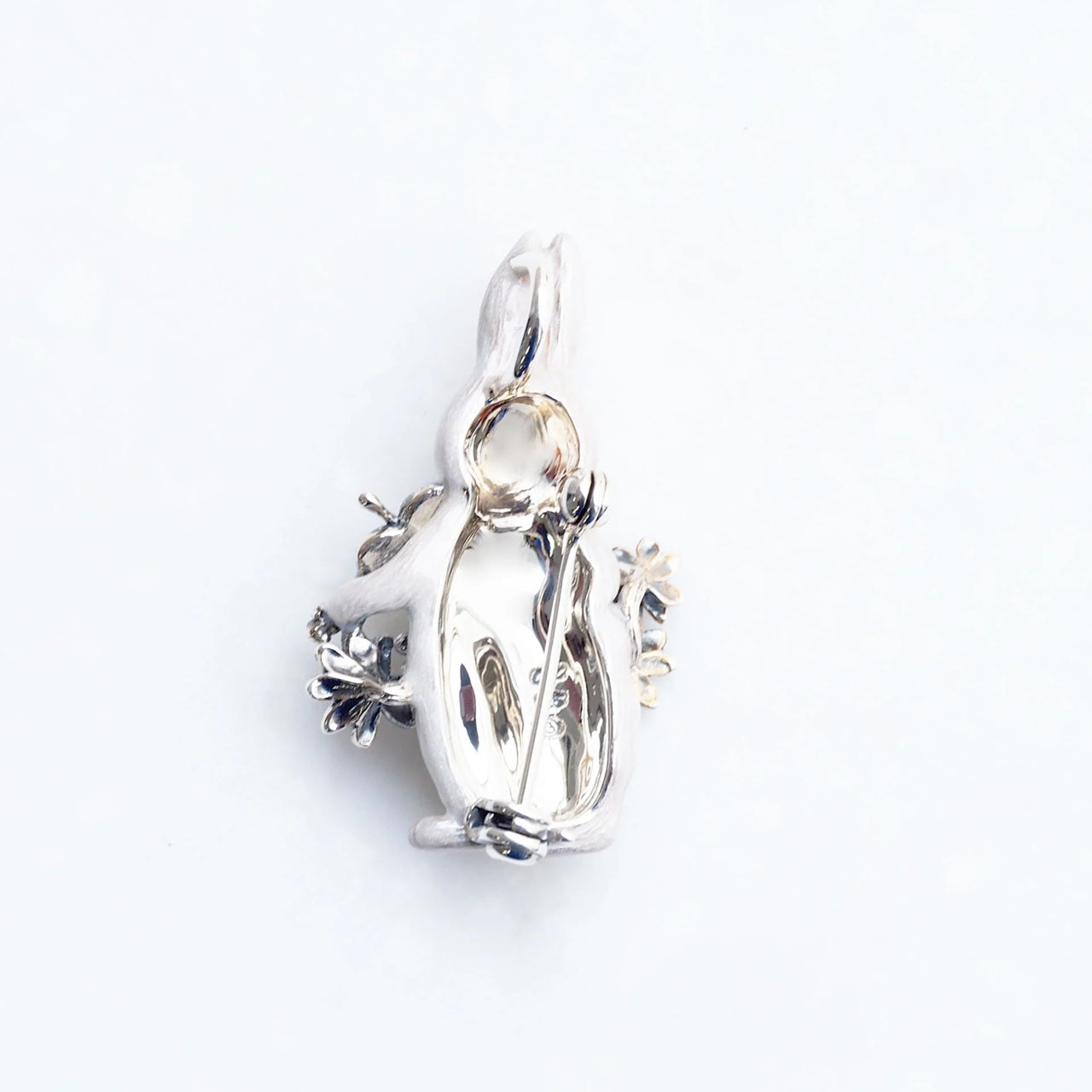 エナメル/ガーネット シルバーブローチ兼ペンダントトップ(ウサギモチーフ)《25H01008》