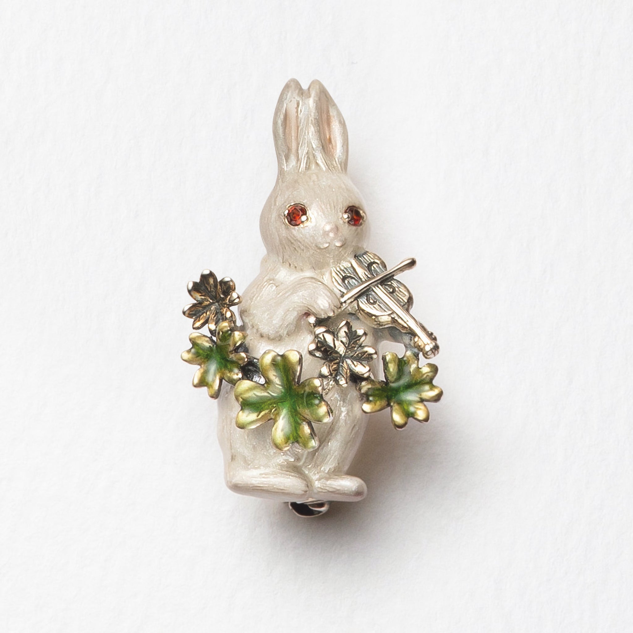 エナメル/ガーネット シルバーブローチ兼ペンダントトップ(ウサギモチーフ)《25H01008》