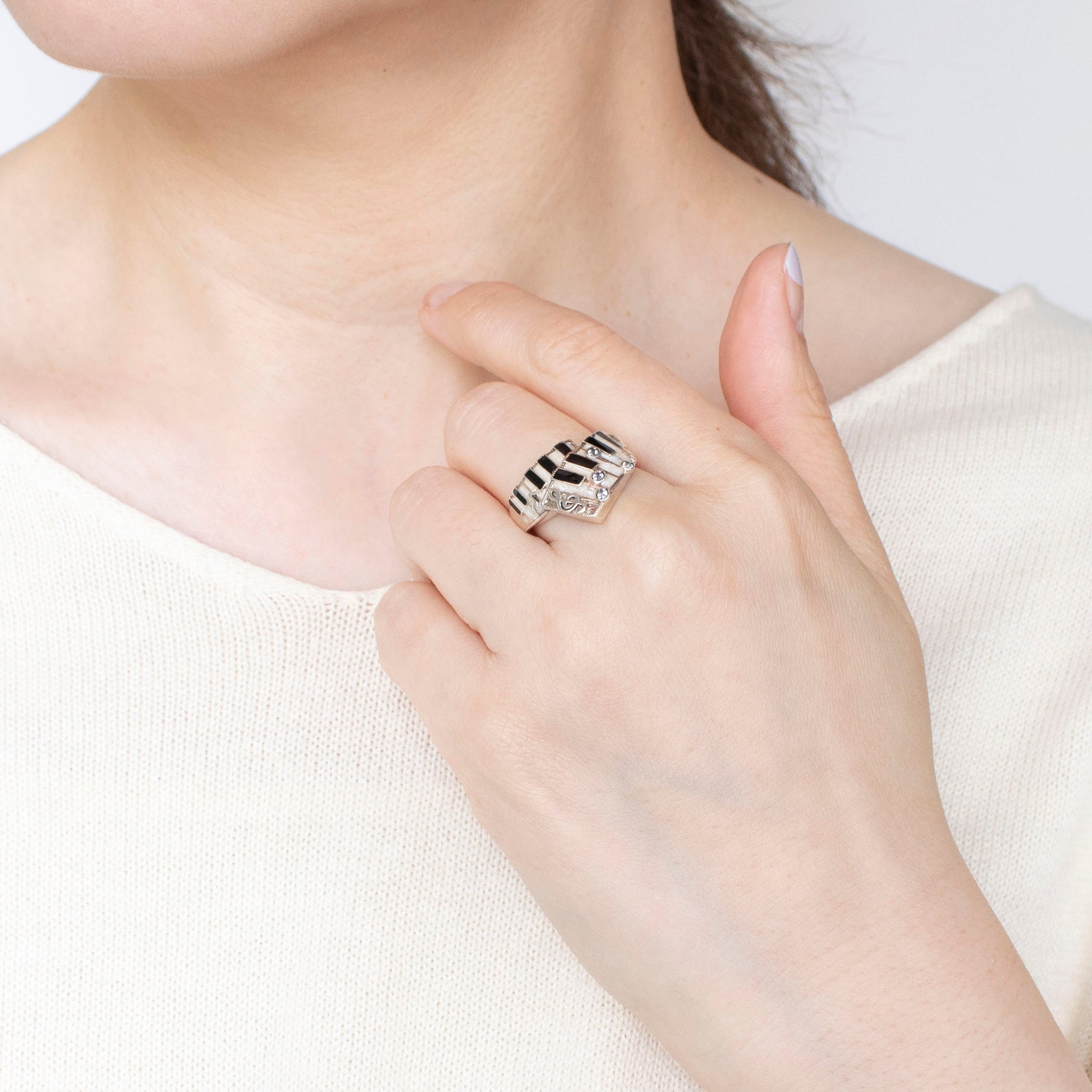 エナメル/ホワイトトパーズ シルバーリング(ピアノの鍵盤モチーフ)《25H01010》