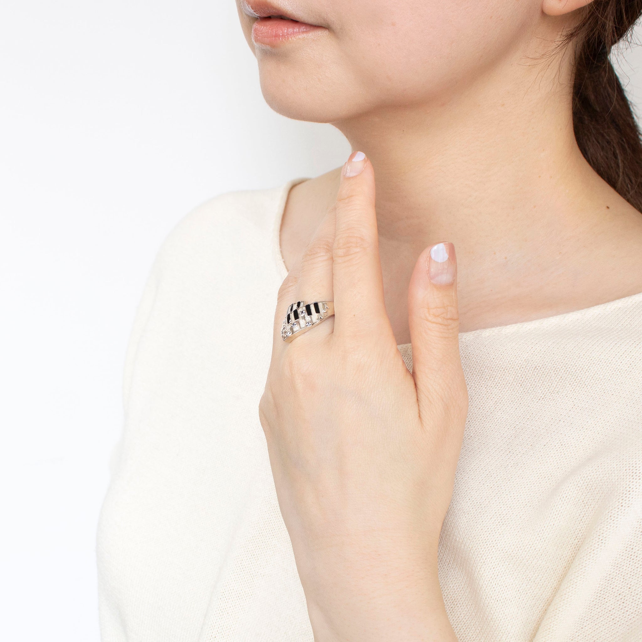 エナメル/ホワイトトパーズ シルバーリング(ピアノの鍵盤モチーフ)《25H01010》