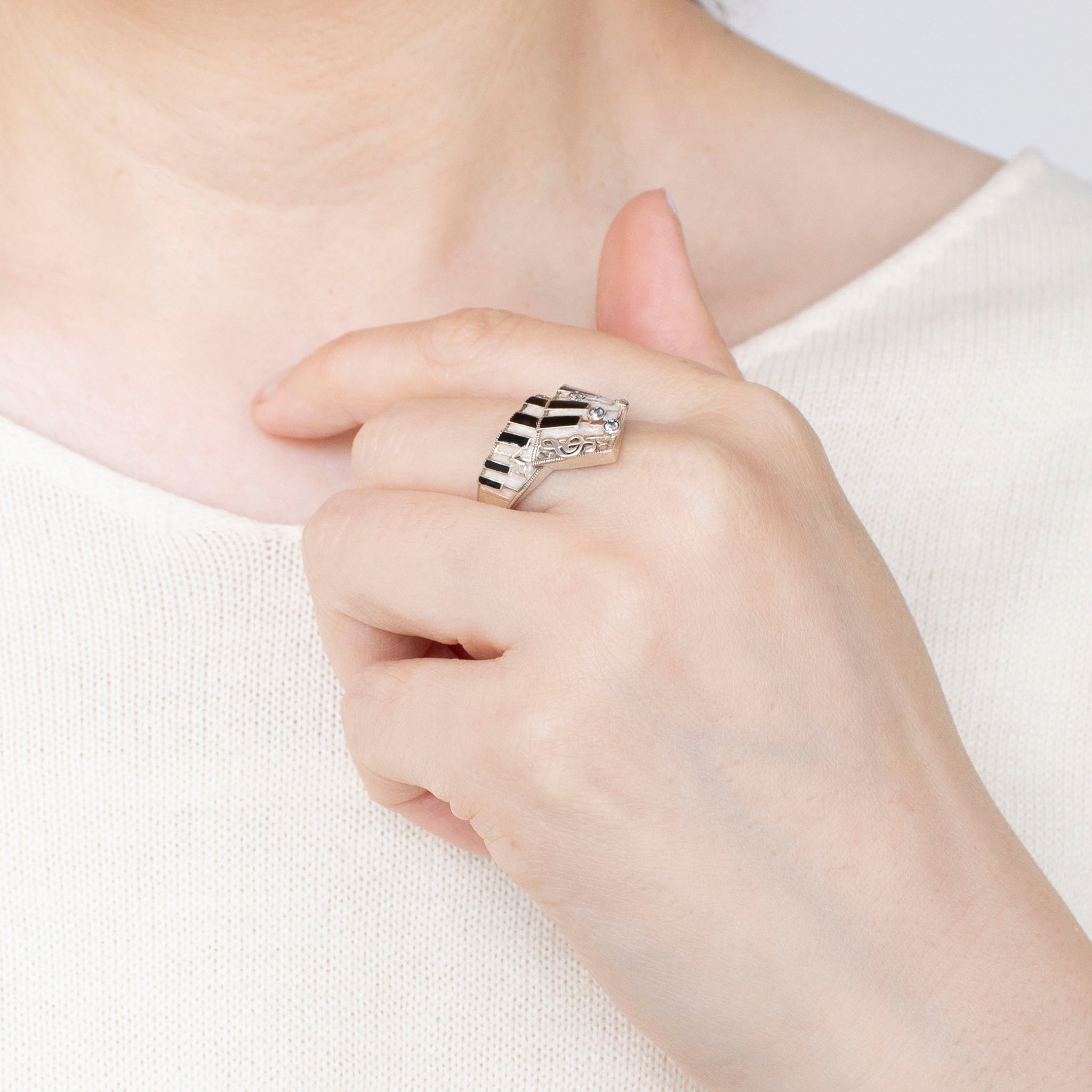 エナメル/ホワイトトパーズ シルバーリング(ピアノの鍵盤モチーフ)《25H01010》