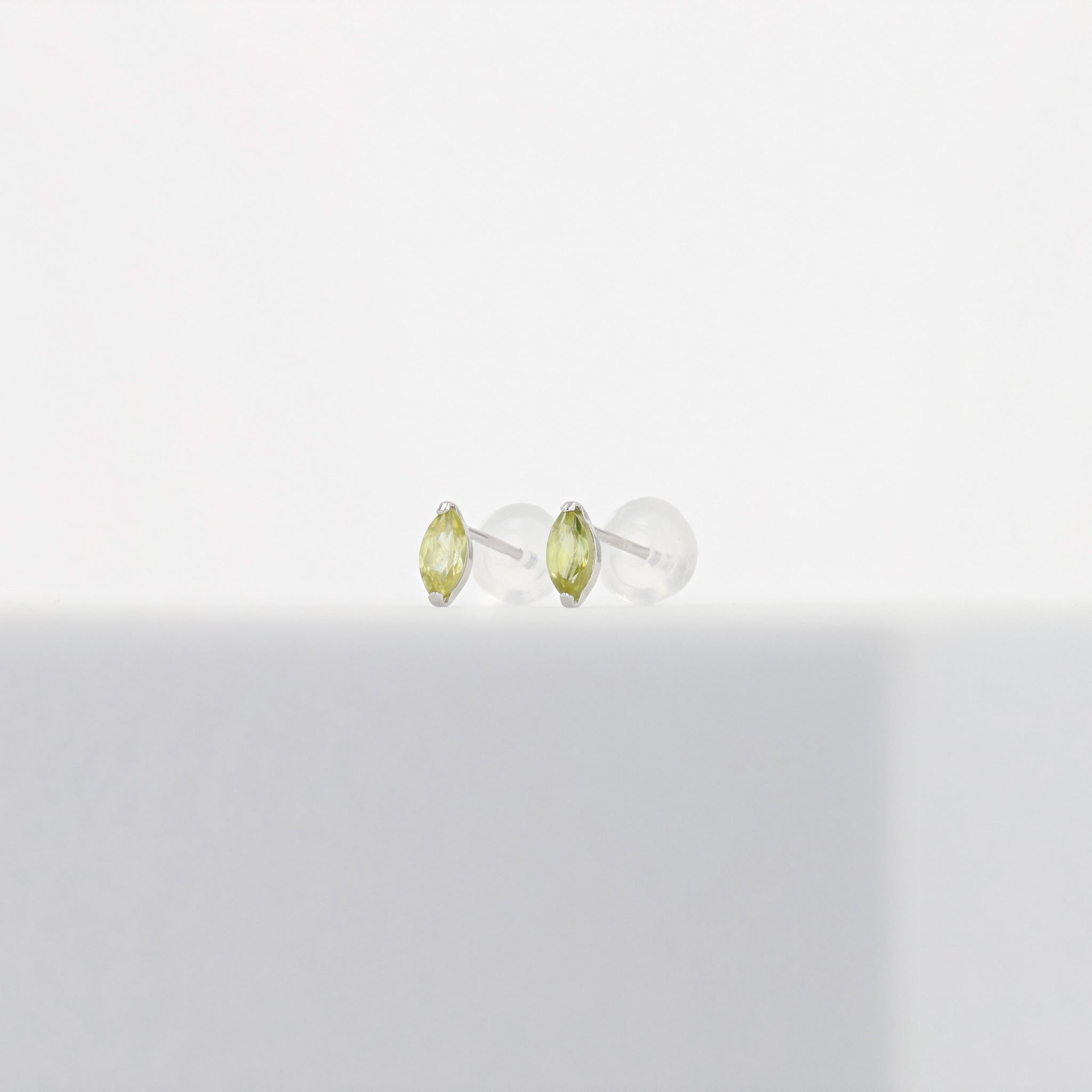 スフェーン プラチナピアス(マーキス/7月誕生石)《25H01206》