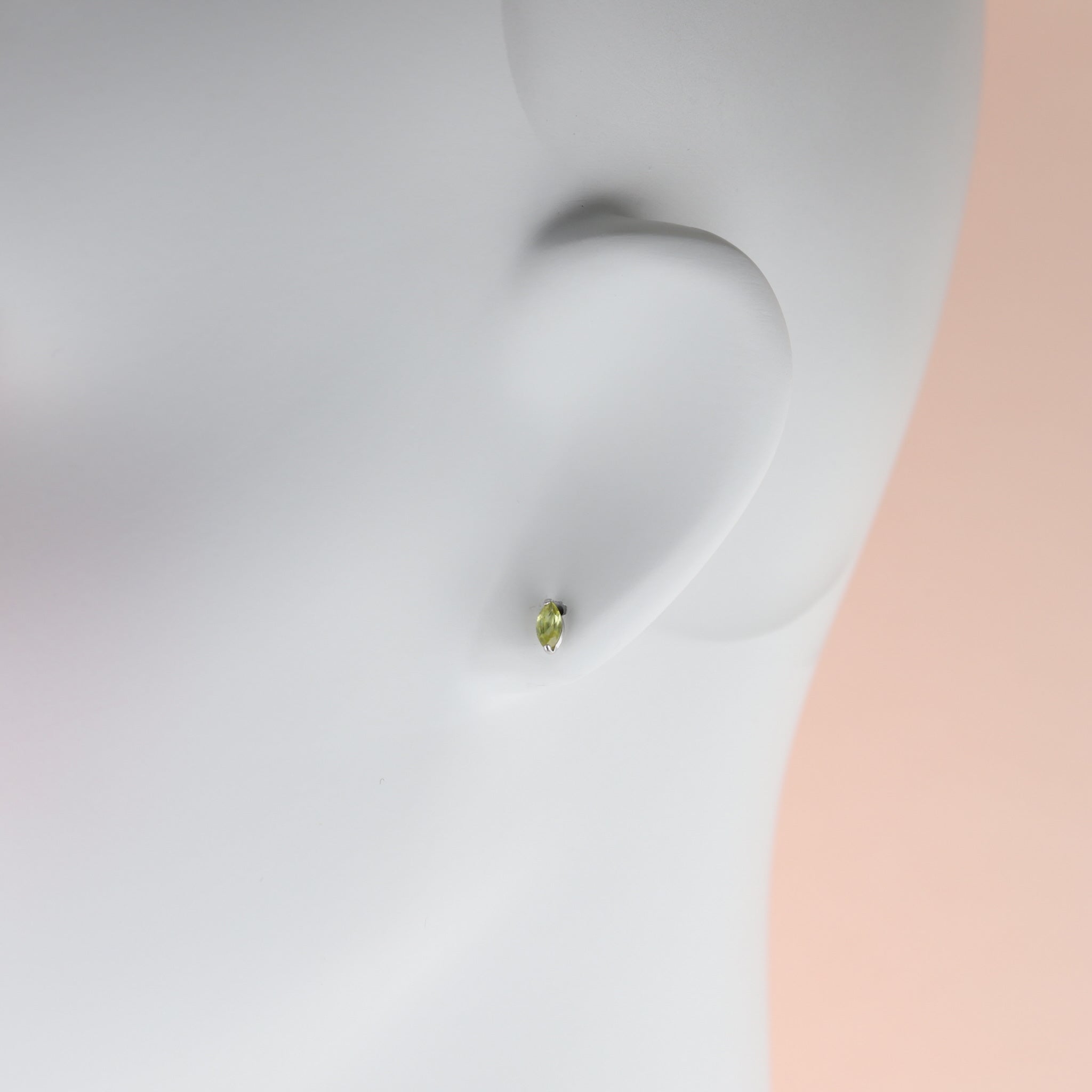 スフェーン プラチナピアス(マーキス/7月誕生石)《25H01206》