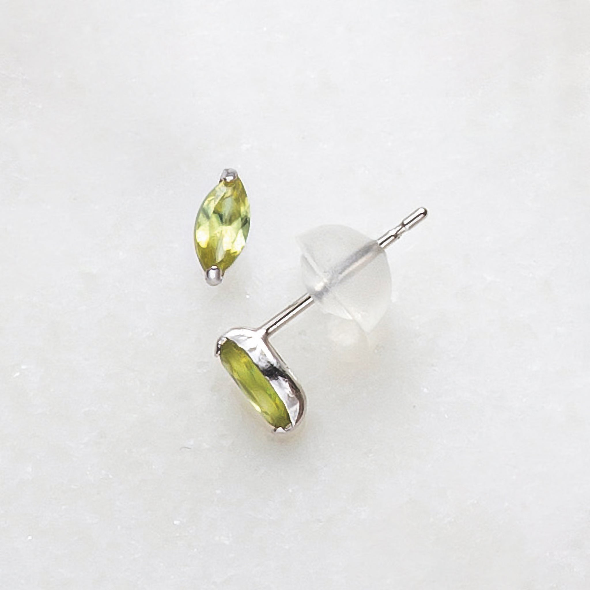 スフェーン プラチナピアス(マーキス/7月誕生石)《25H01206》