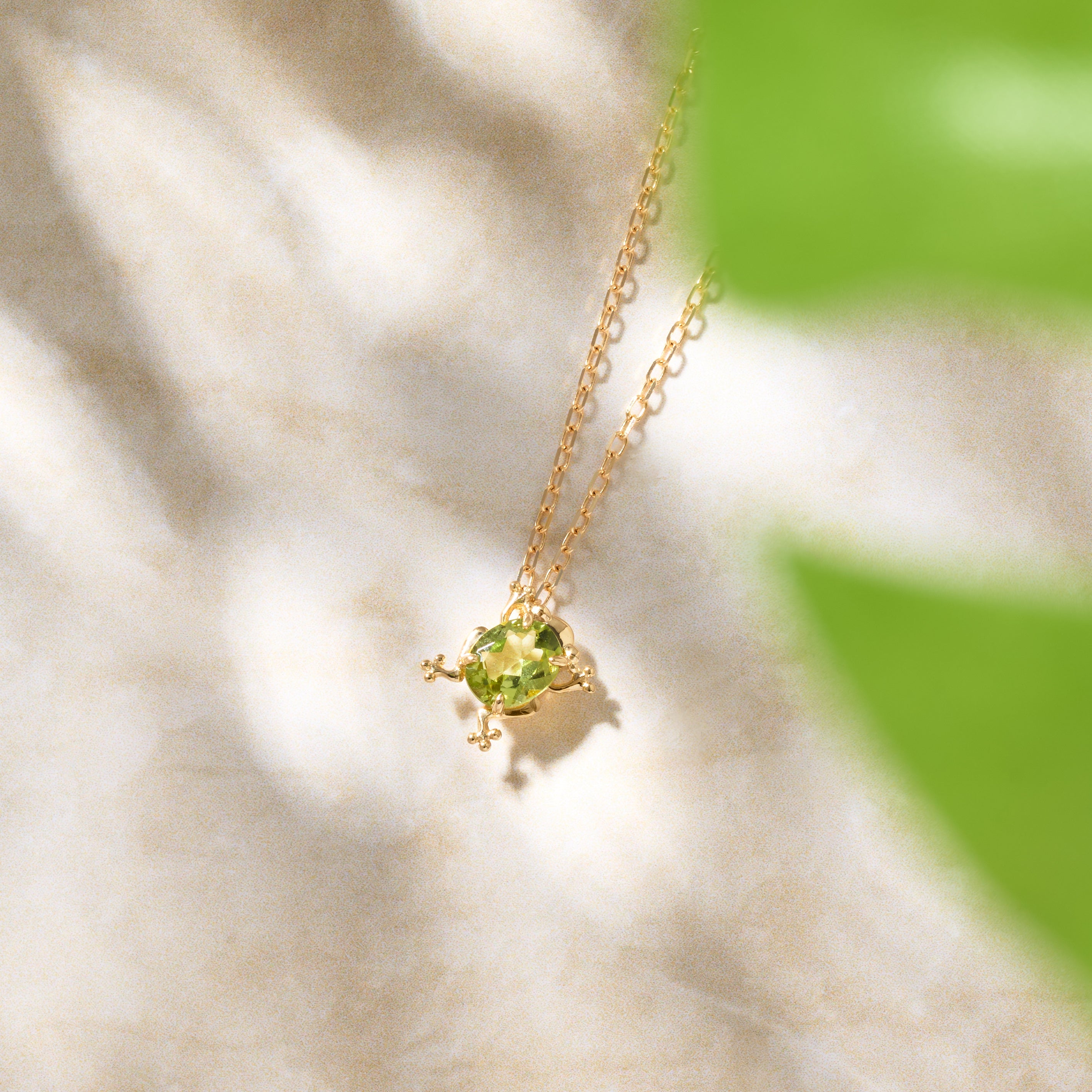 ペリドット K18ネックレス(カエルモチーフ/8月誕生石)《25H01302》
