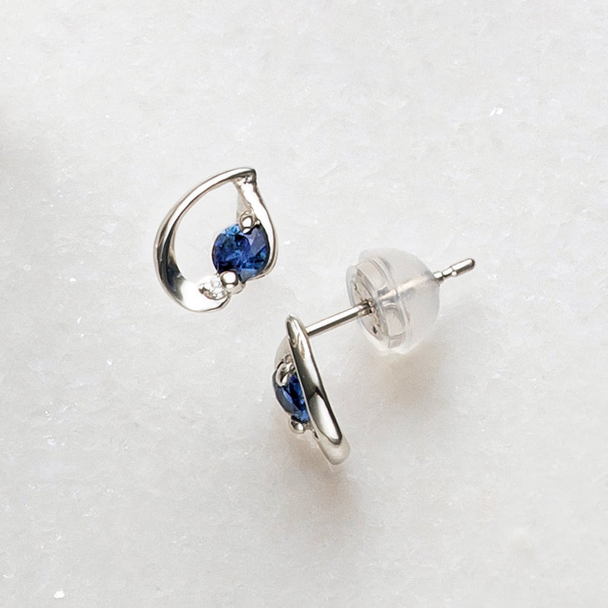 サファイア/ダイヤモンド プラチナピアス(9月誕生石)《25H01309》