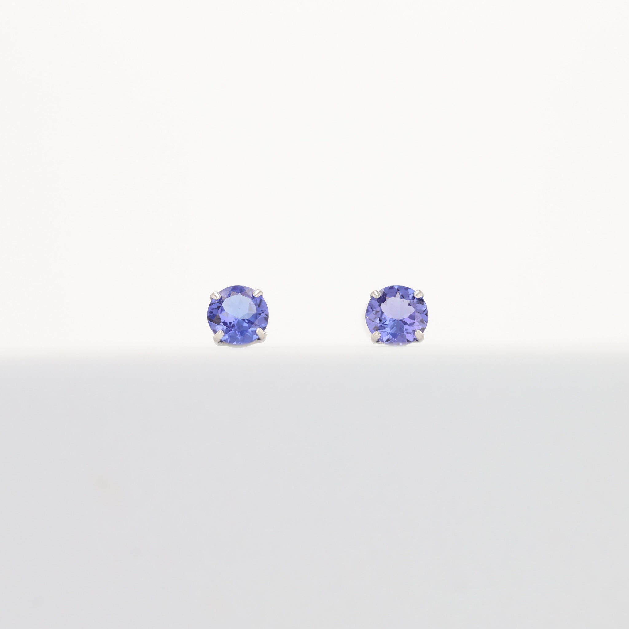 タンザナイト プラチナピアス(12月誕生石)《25H01604》