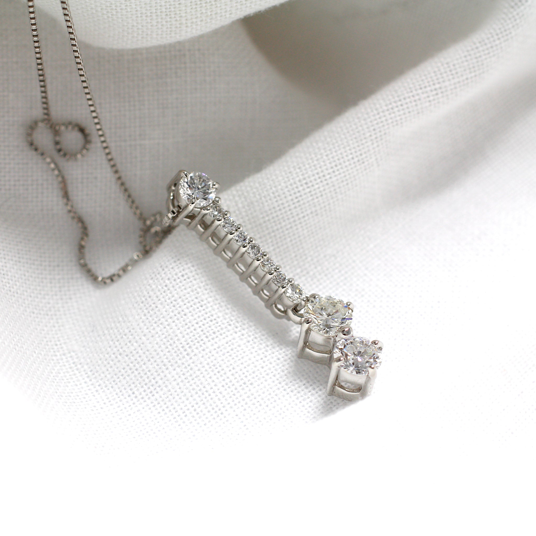 ダイヤモンド プラチナネックレス(4月誕生石/鑑別書付)《25H01702》