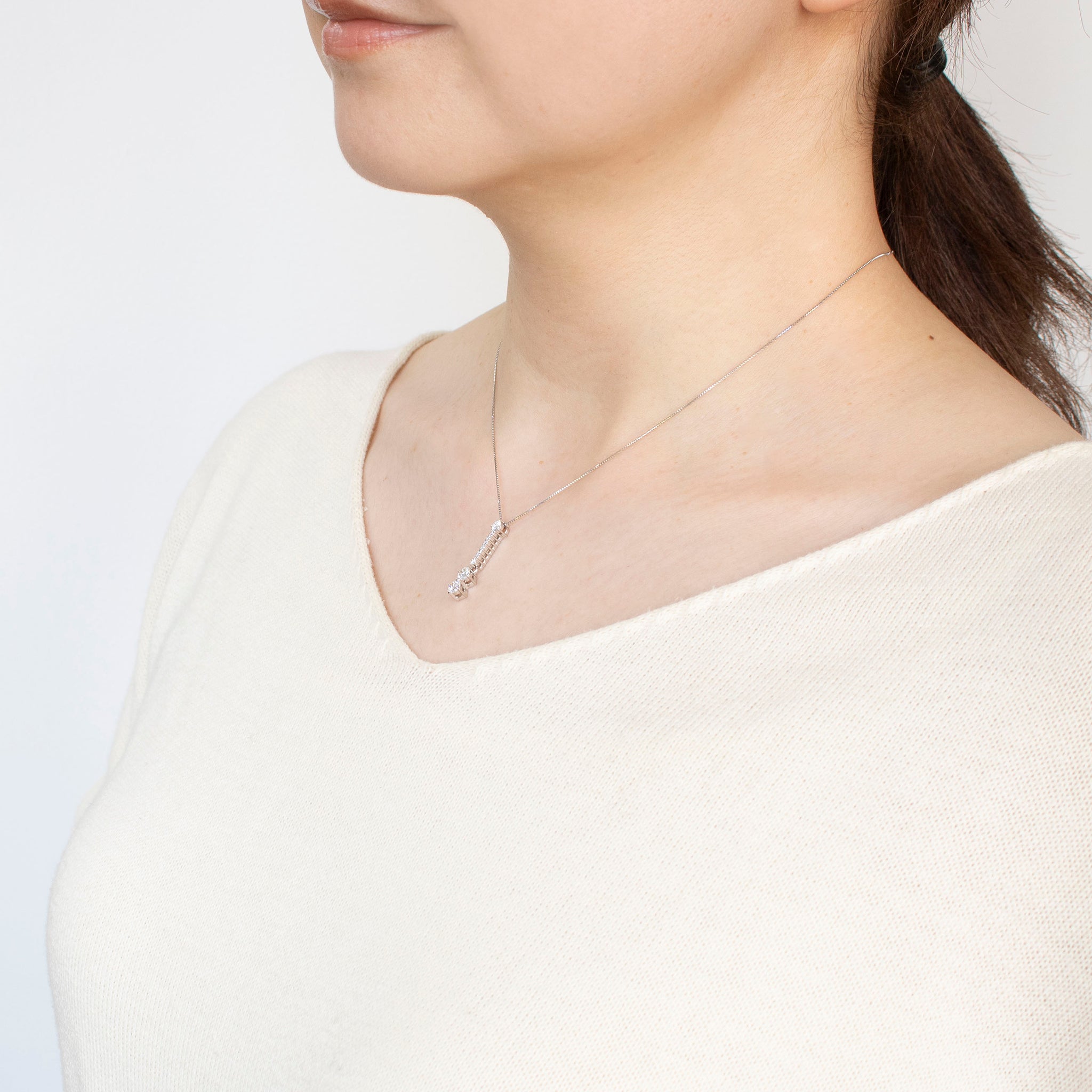 ダイヤモンド プラチナネックレス(4月誕生石/鑑別書付)《25H01702》