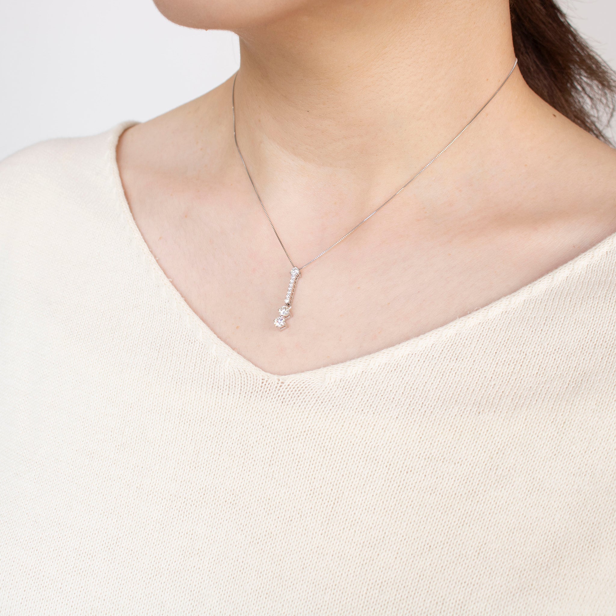 ダイヤモンド プラチナネックレス(4月誕生石/鑑別書付)《25H01702》