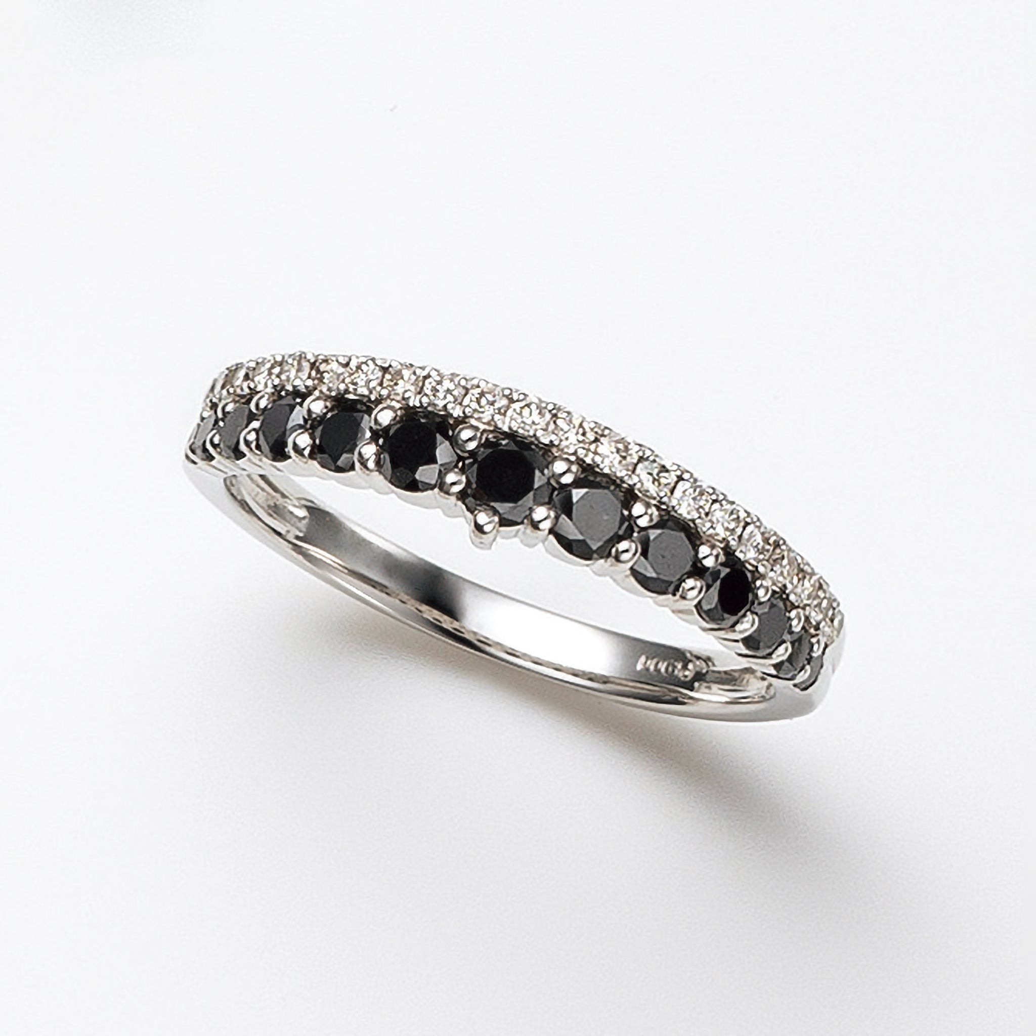 ブラックダイヤモンド/ダイヤモンド プラチナリング(4月誕生石)《25H01709》