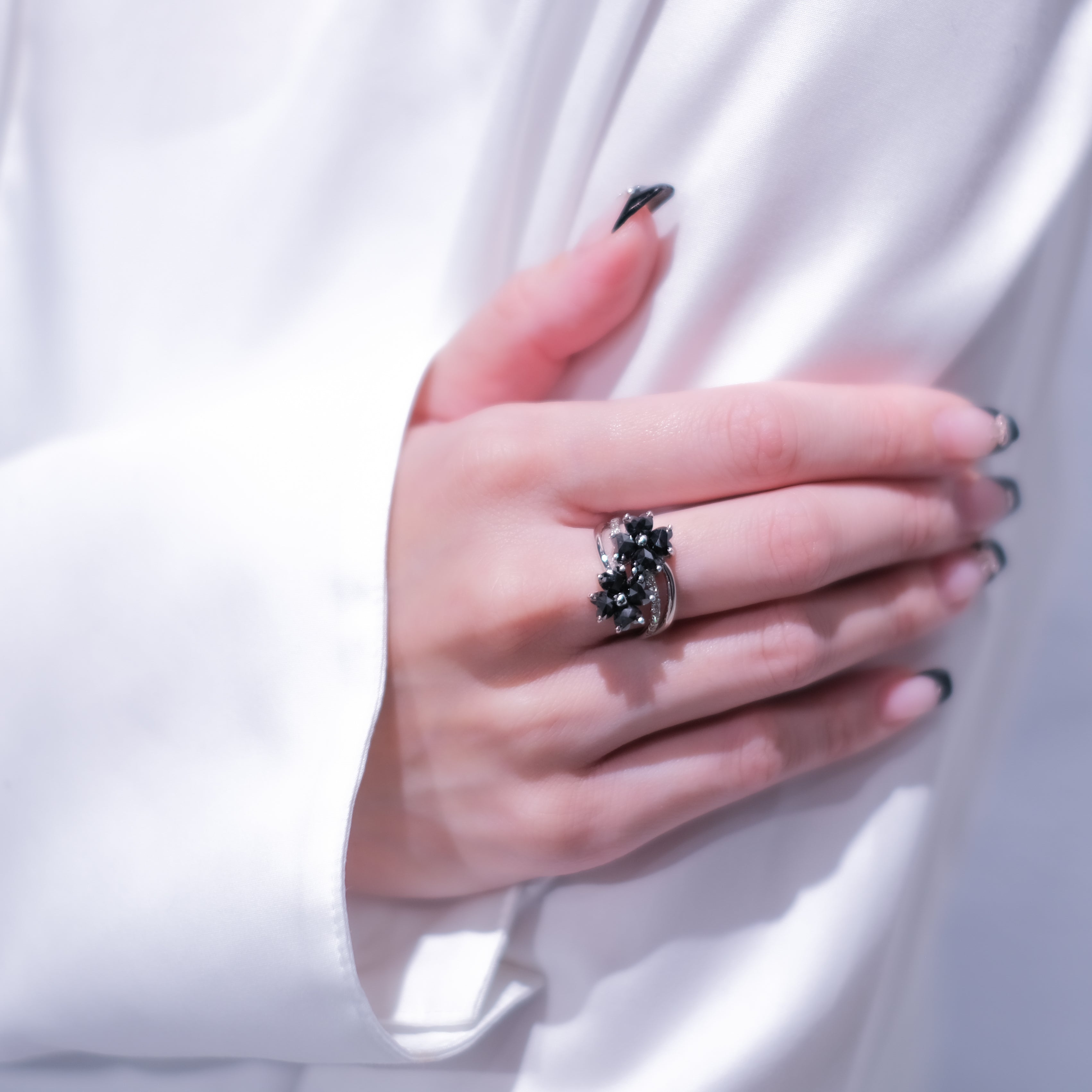 ブラックダイヤモンド/ダイヤモンド プラチナリング(ローズカット/フラワーモチーフ/4月誕生石/鑑別書付)《25H01710》