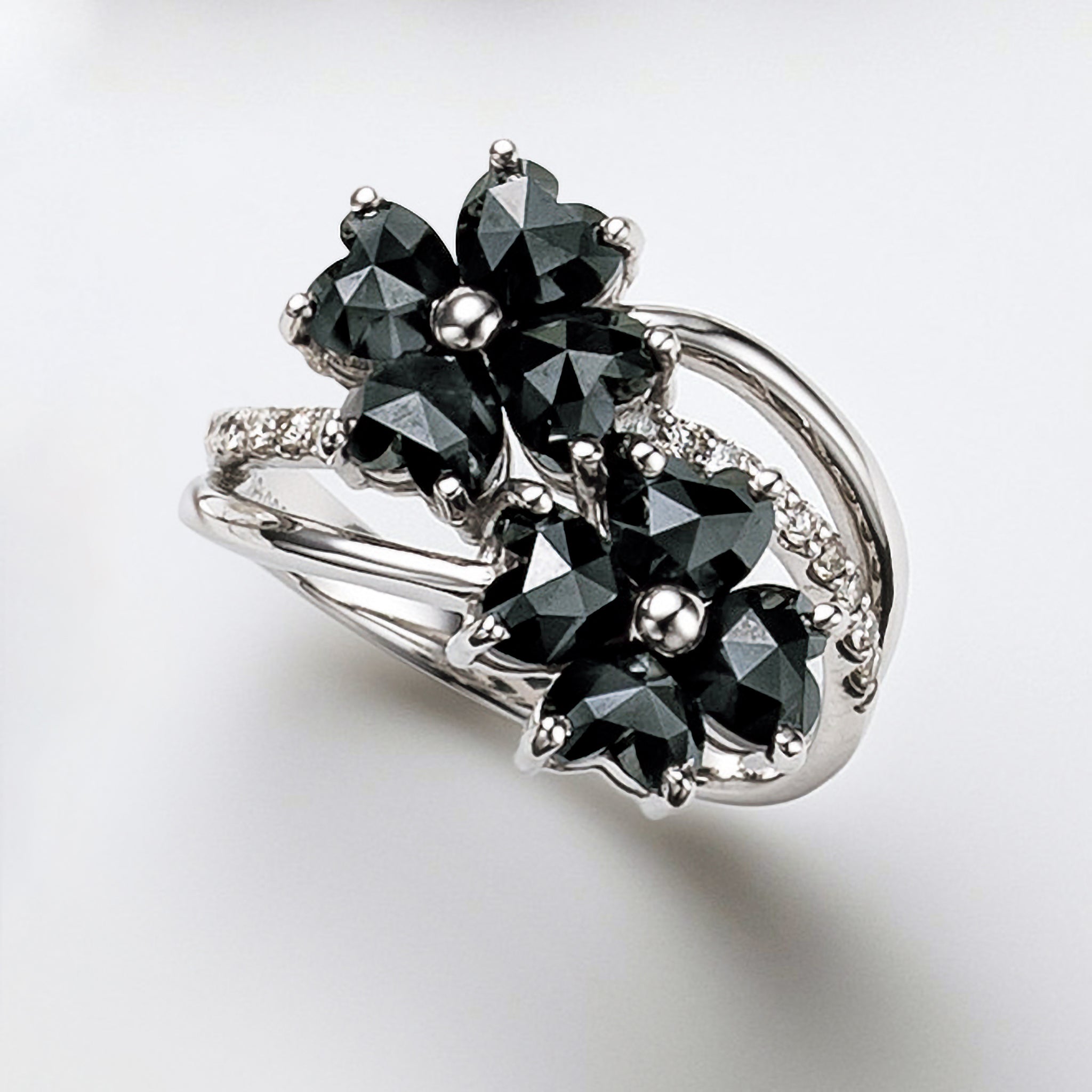 ブラックダイヤモンド/ダイヤモンド プラチナリング(ローズカット/フラワーモチーフ/4月誕生石/鑑別書付)《25H01710》