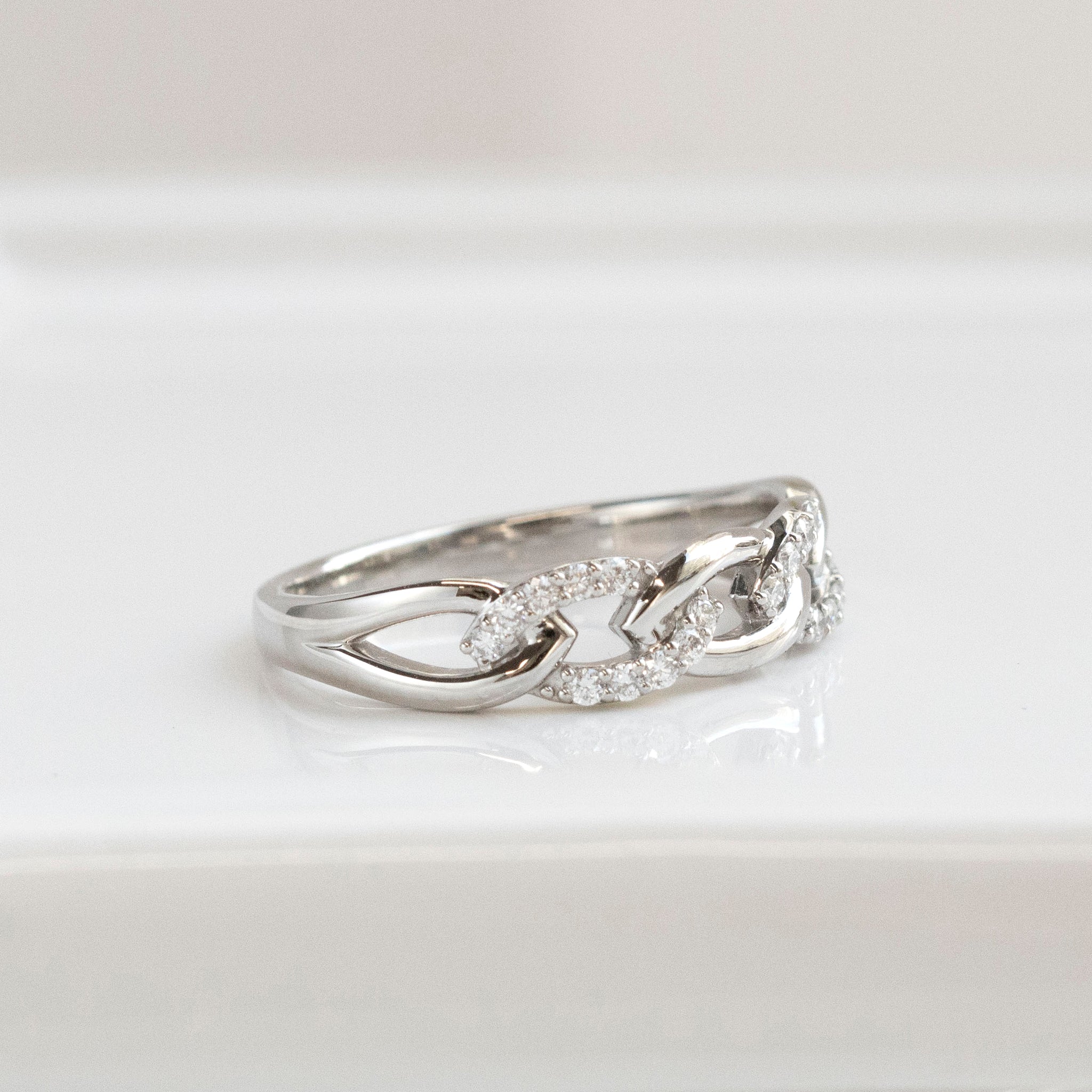 ダイヤモンド プラチナリング(リーフモチーフ/4月誕生石)《25H01805》