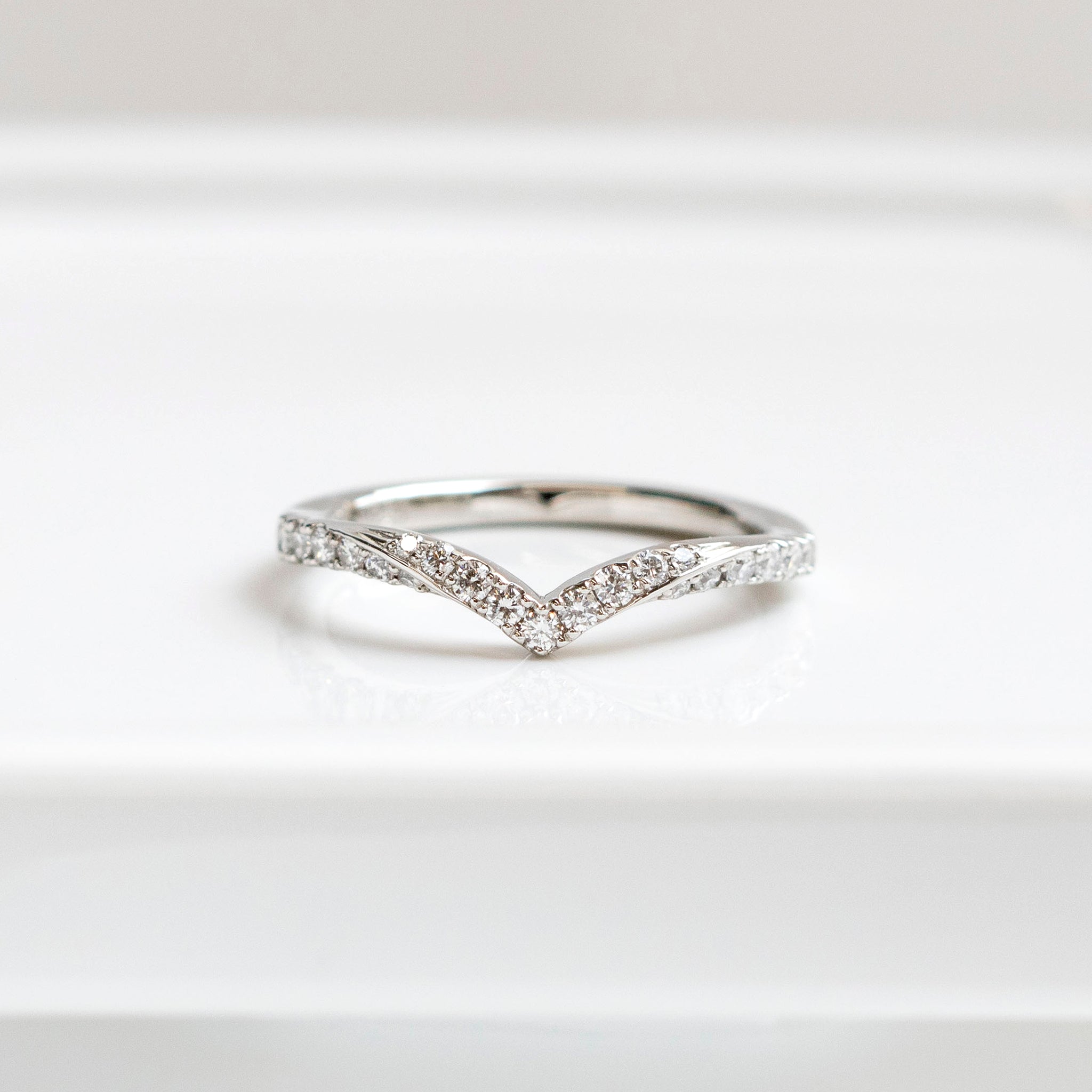 ダイヤモンド プラチナリング(V字/4月誕生石)《25H01807》