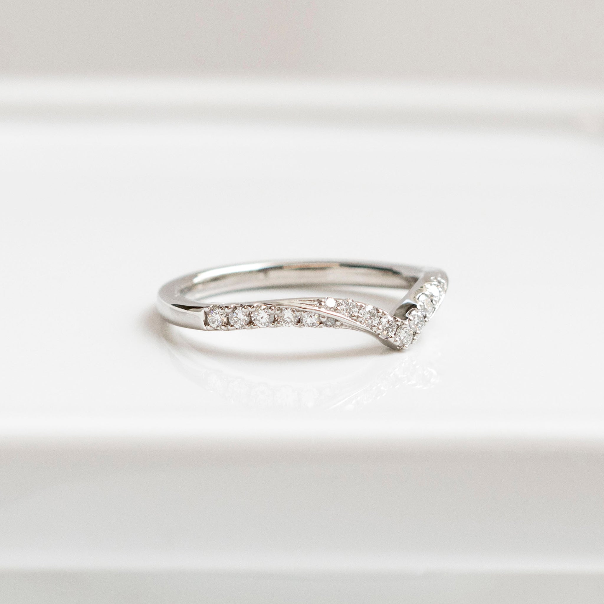 ダイヤモンド プラチナリング(V字/4月誕生石)《25H01807》