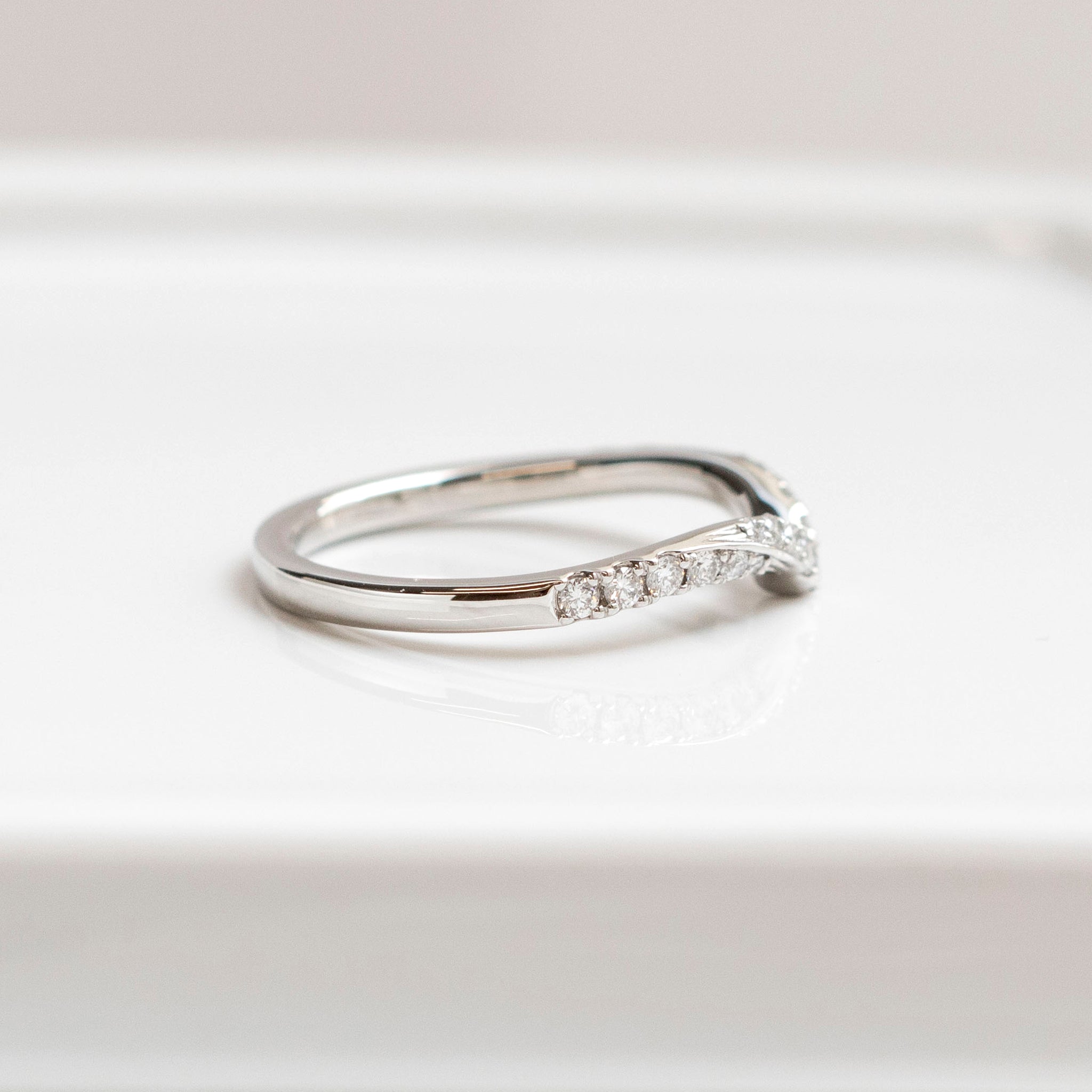 ダイヤモンド プラチナリング(V字/4月誕生石)《25H01807》