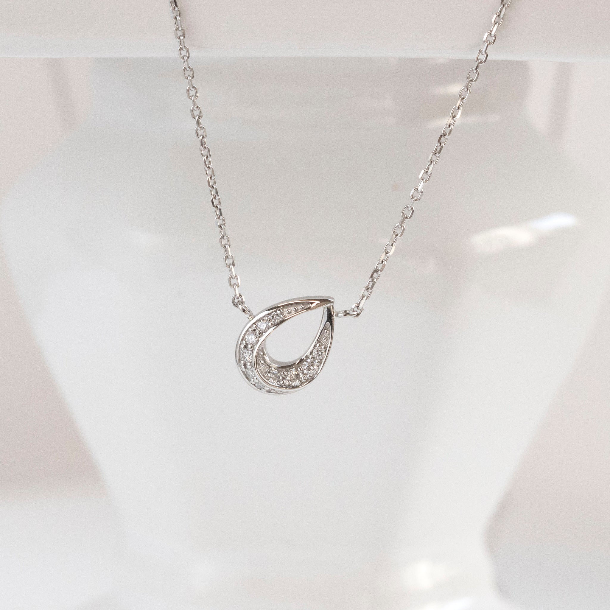 ダイヤモンド プラチナネックレス(雫モチーフ/4月誕生石)《25H01809》