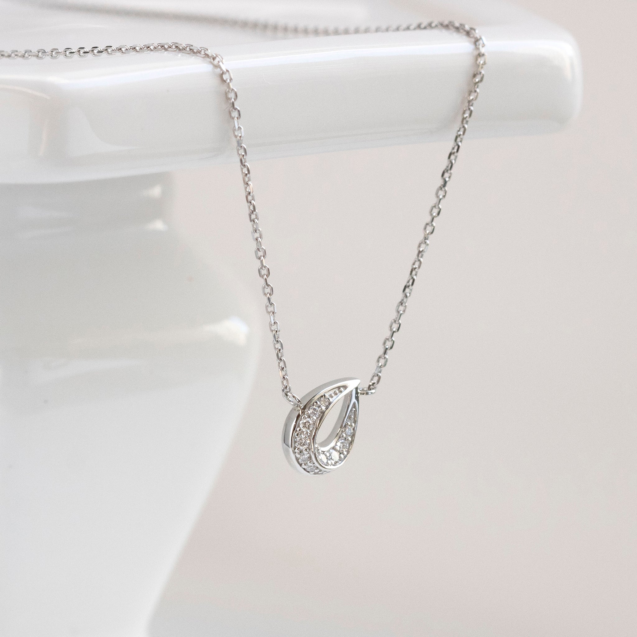 ダイヤモンド プラチナネックレス(雫モチーフ/4月誕生石)《25H01809》