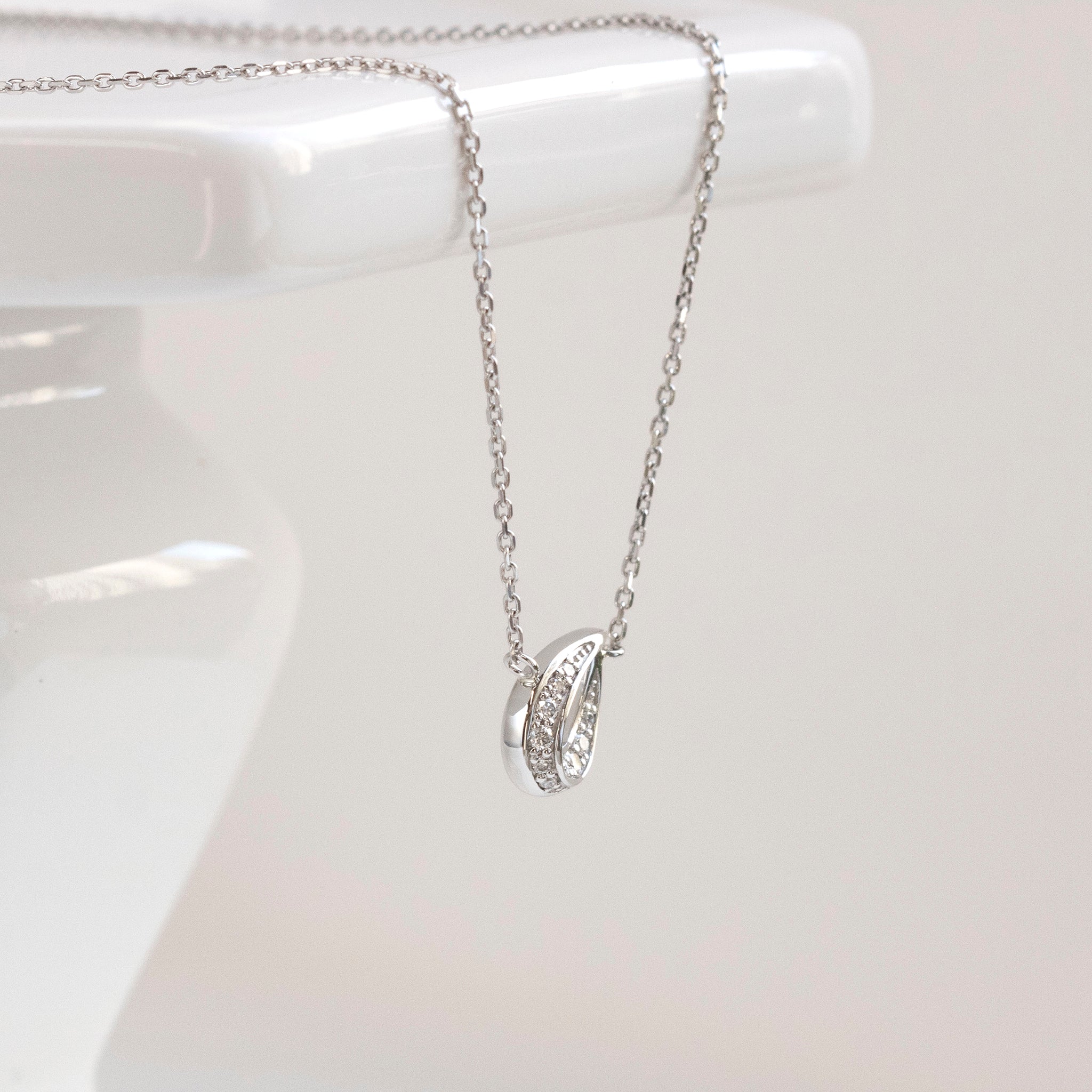 ダイヤモンド プラチナネックレス(雫モチーフ/4月誕生石)《25H01809》