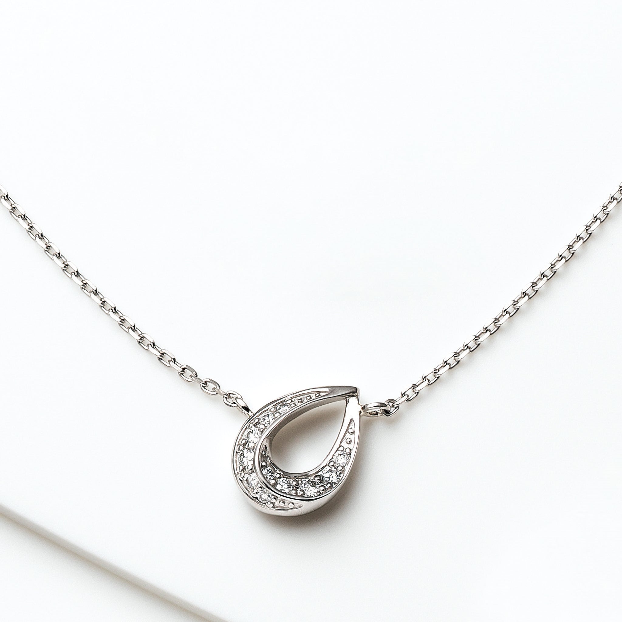 ダイヤモンド プラチナネックレス(雫モチーフ/4月誕生石)《25H01809》