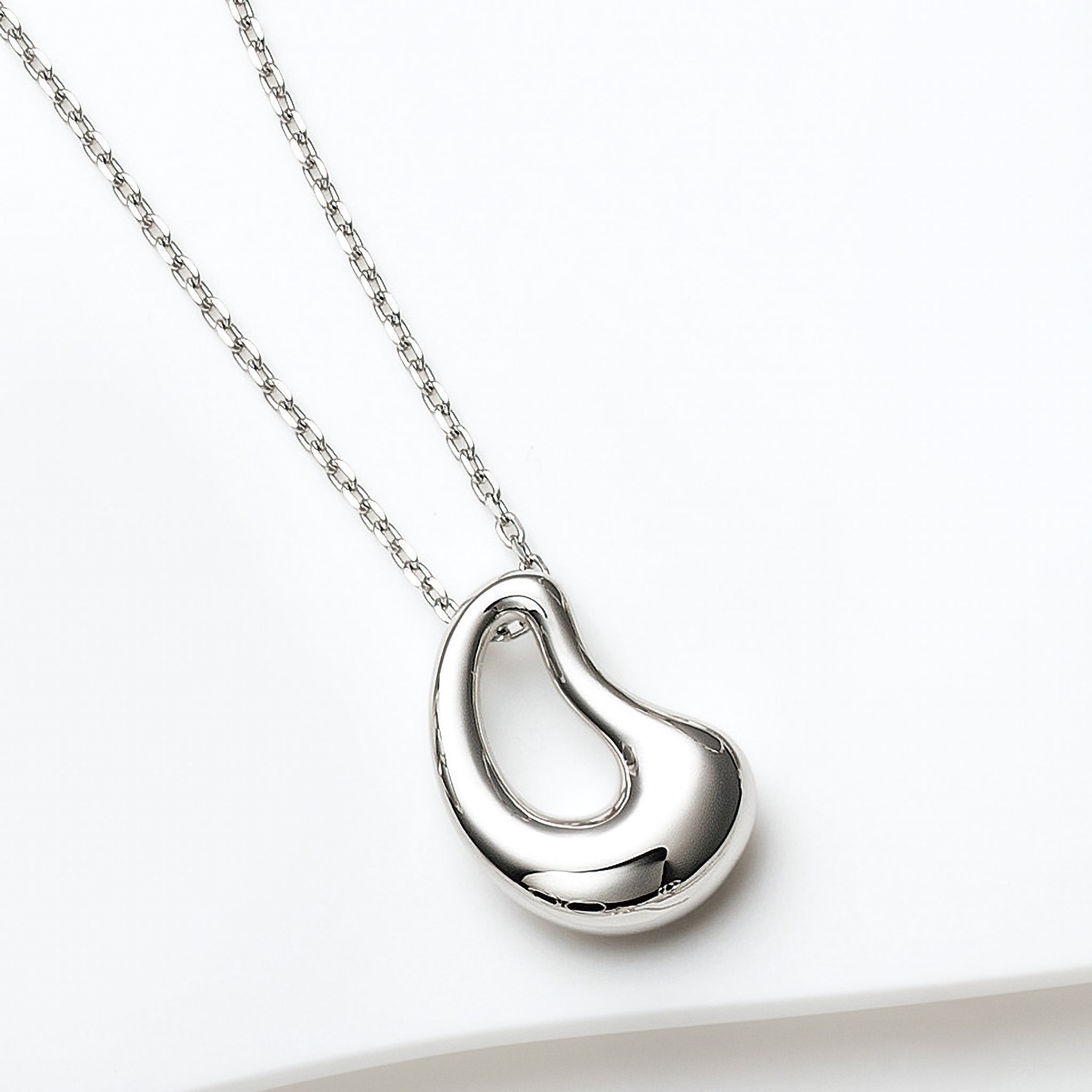 プラチナネックレス(雫モチーフ/4月誕生石)《25H01902》