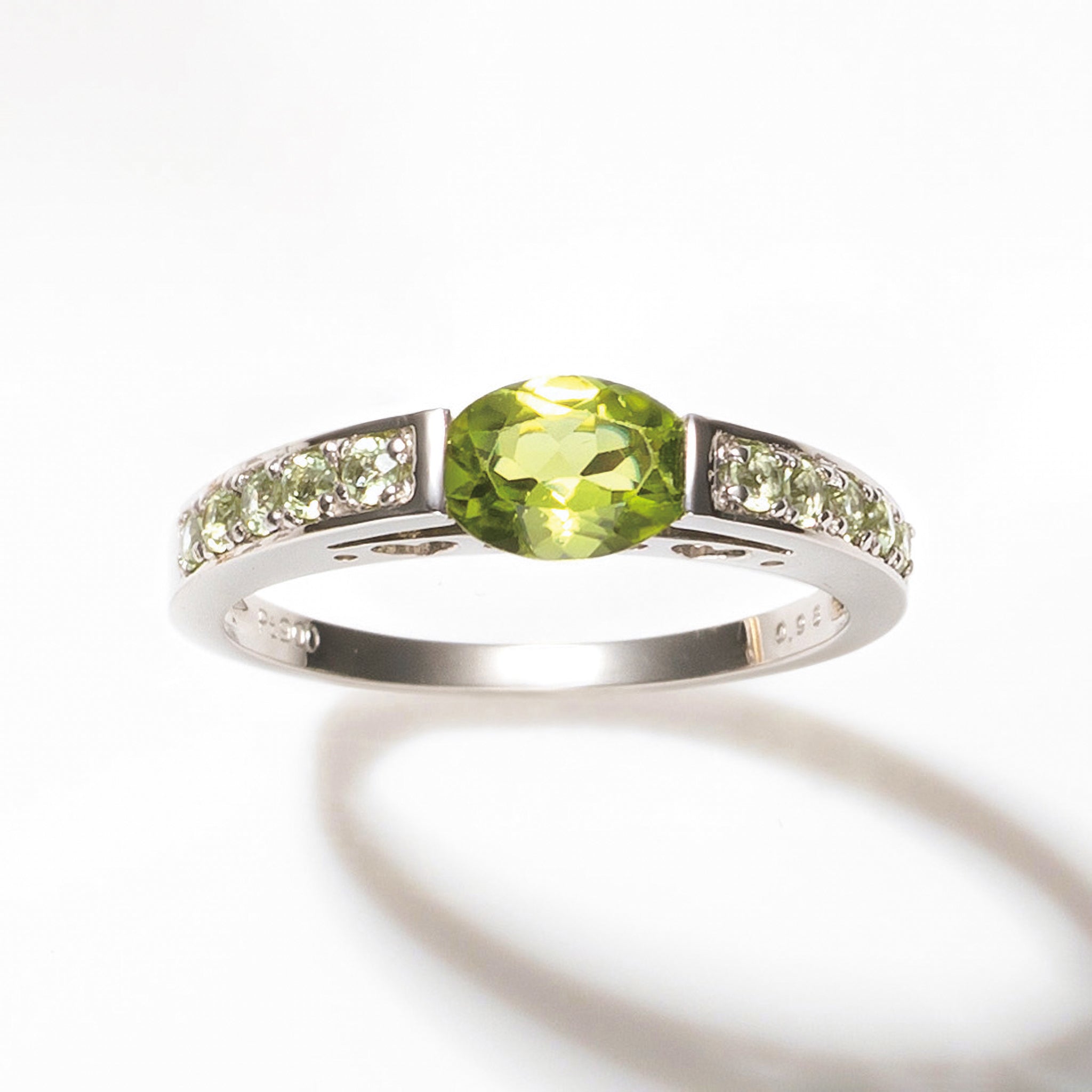 ペリドット プラチナリング(8月誕生石)《25H02110》