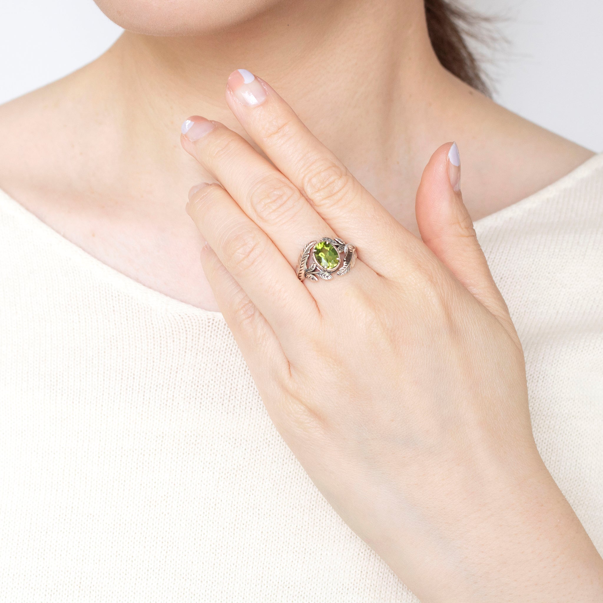 ペリドット シルバーリング(リーフモチーフ/8月誕生石)《25H02402》