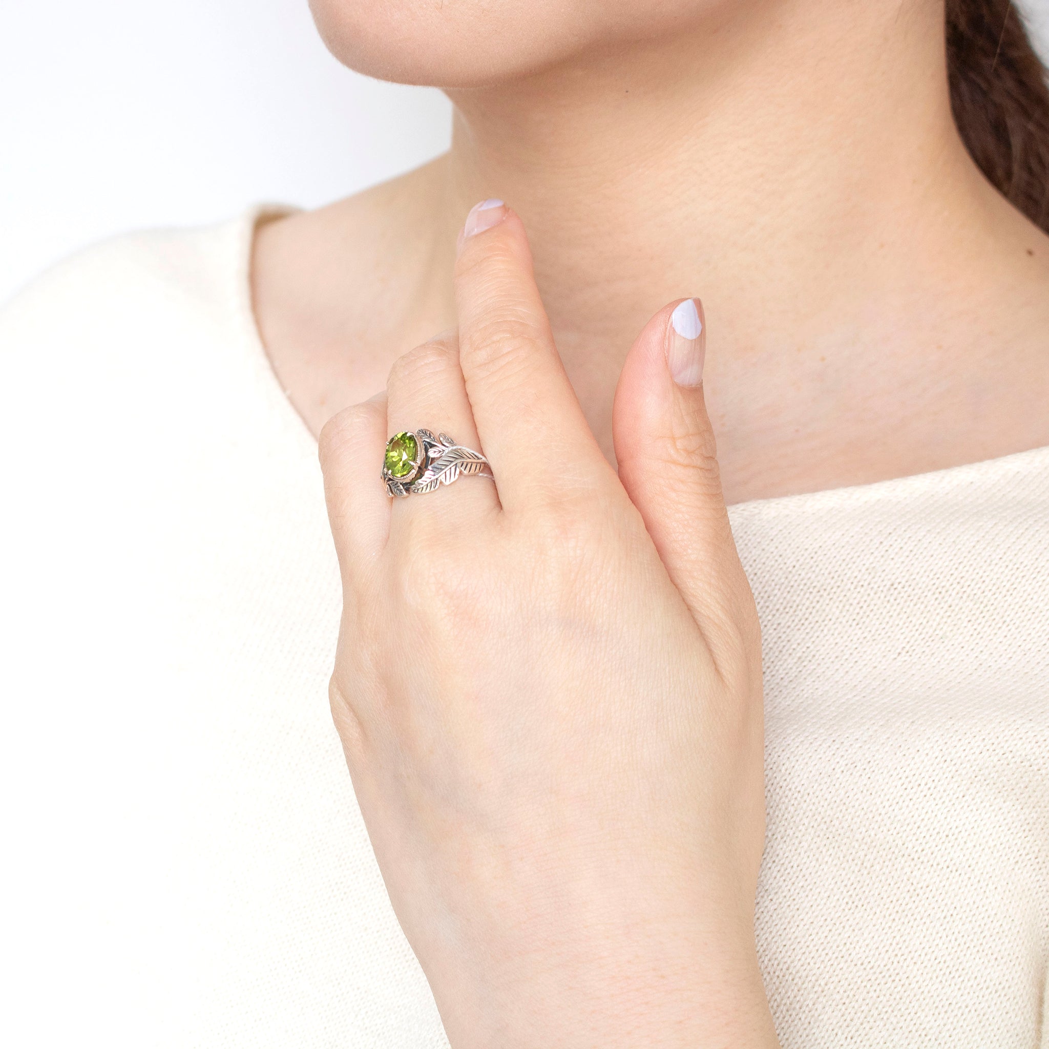 ペリドット シルバーリング(リーフモチーフ/8月誕生石)《25H02402》