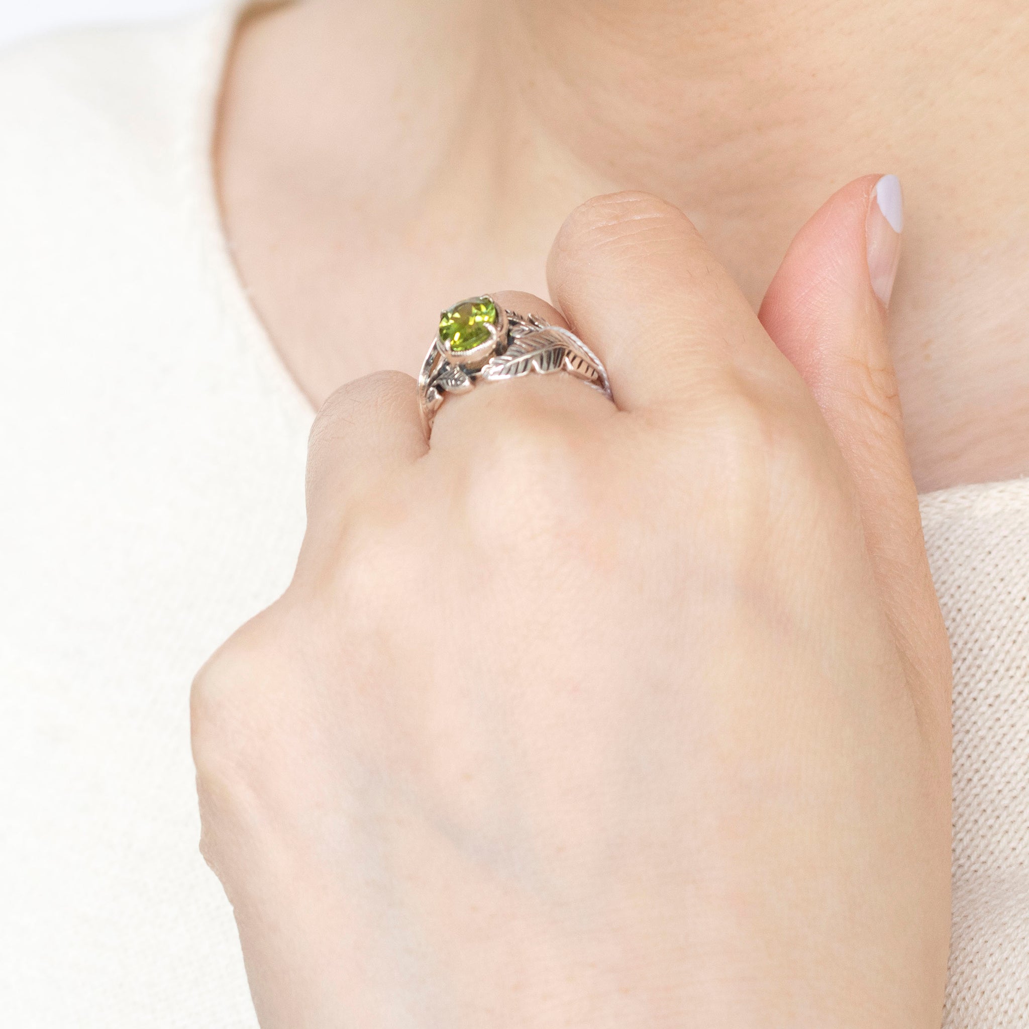 ペリドット シルバーリング(リーフモチーフ/8月誕生石)《25H02402》