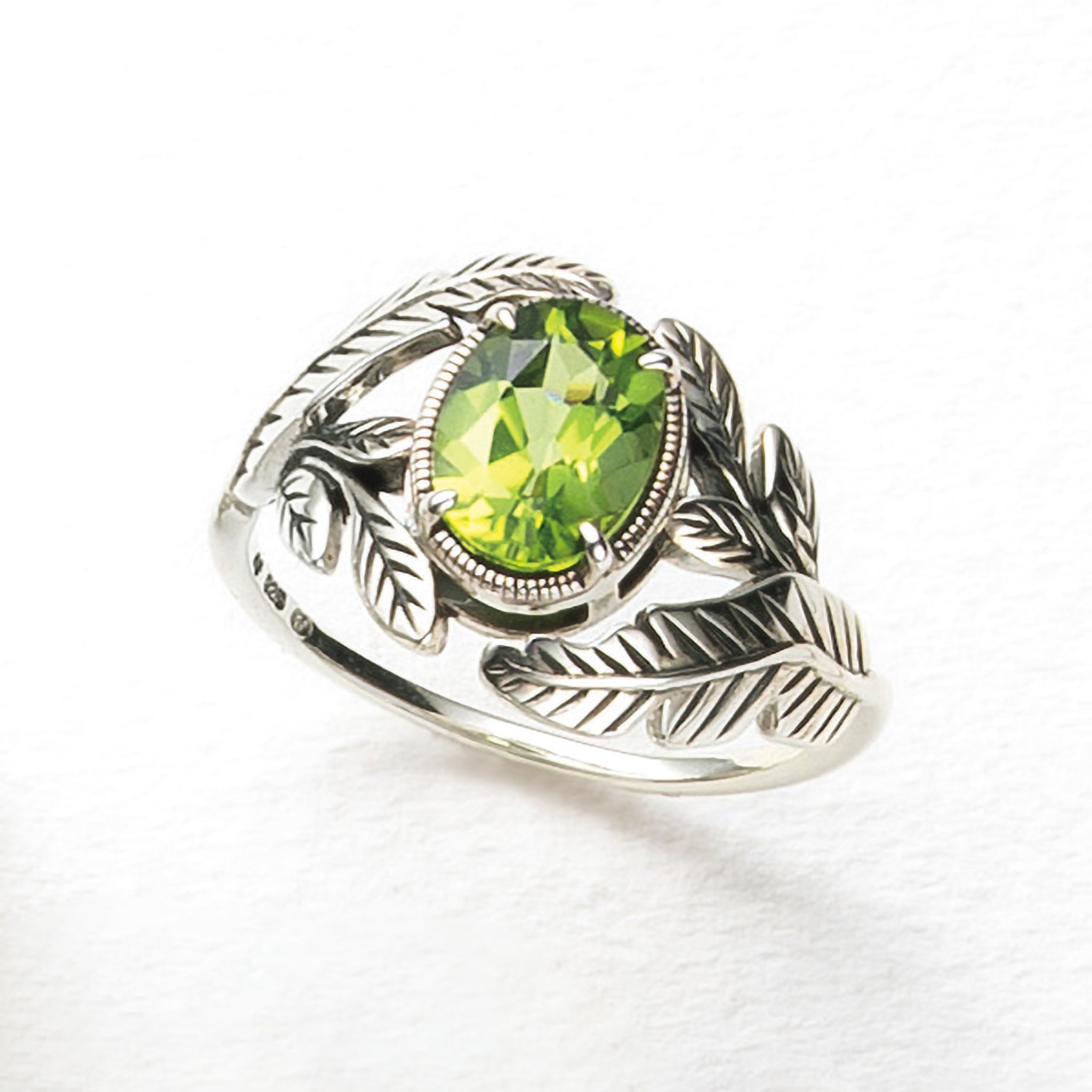 ペリドット シルバーリング(リーフモチーフ/8月誕生石)《25H02402》