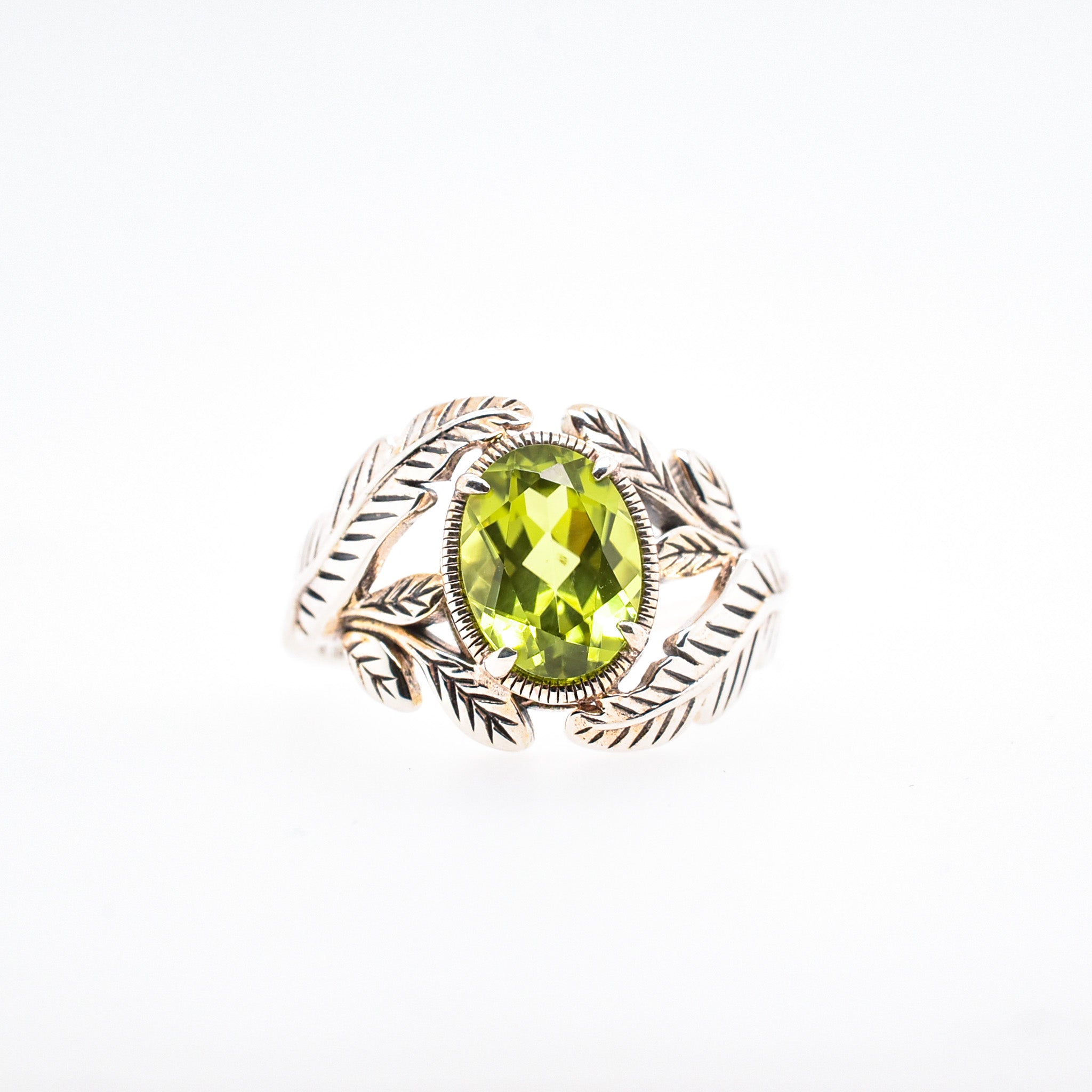 ペリドット シルバーリング(リーフモチーフ/8月誕生石)《25H02402》