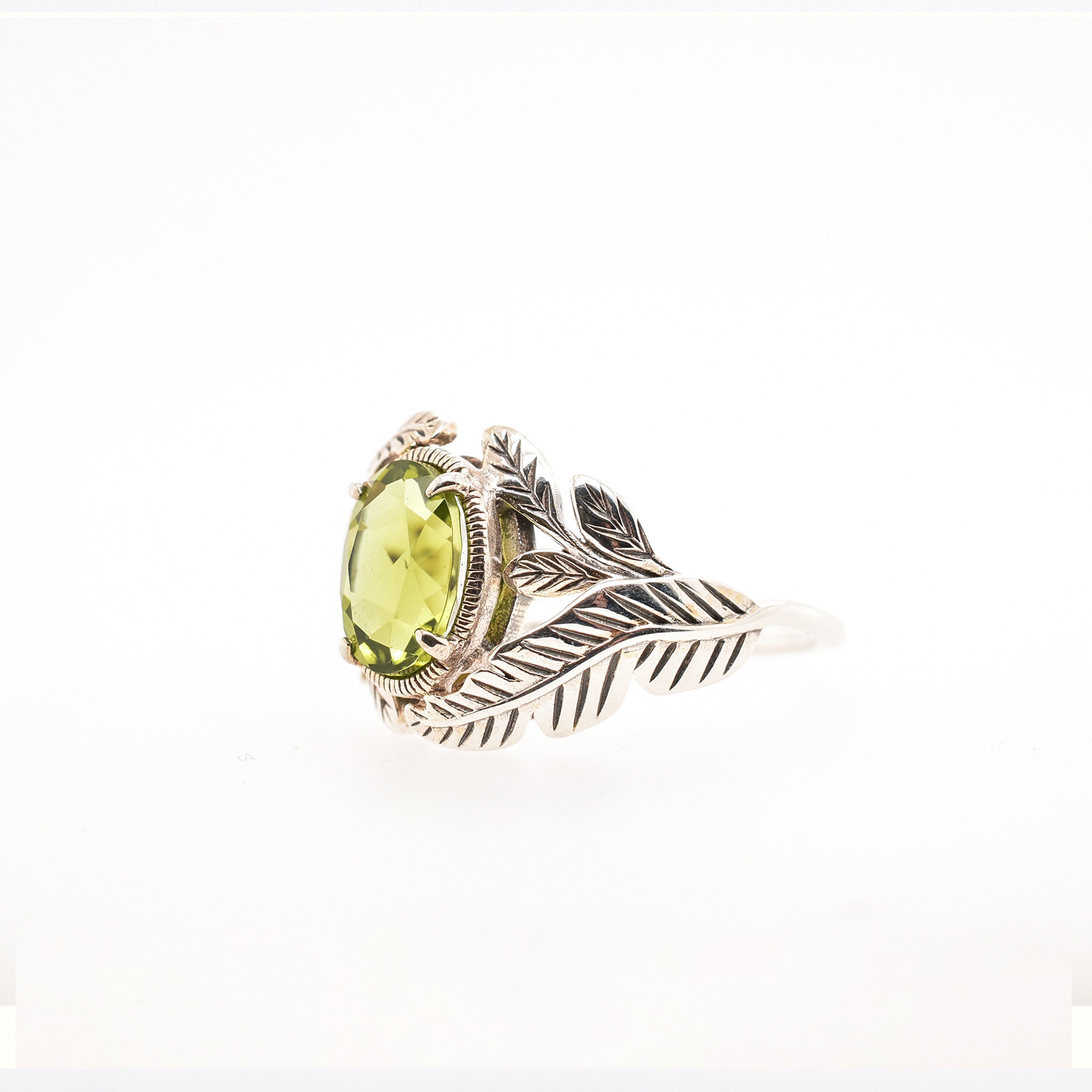ペリドット シルバーリング(リーフモチーフ/8月誕生石)《25H02402》