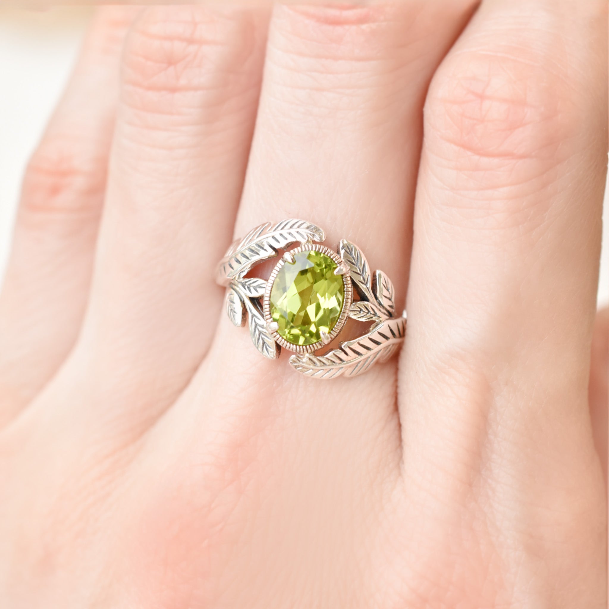 ペリドット シルバーリング(リーフモチーフ/8月誕生石)《25H02402》